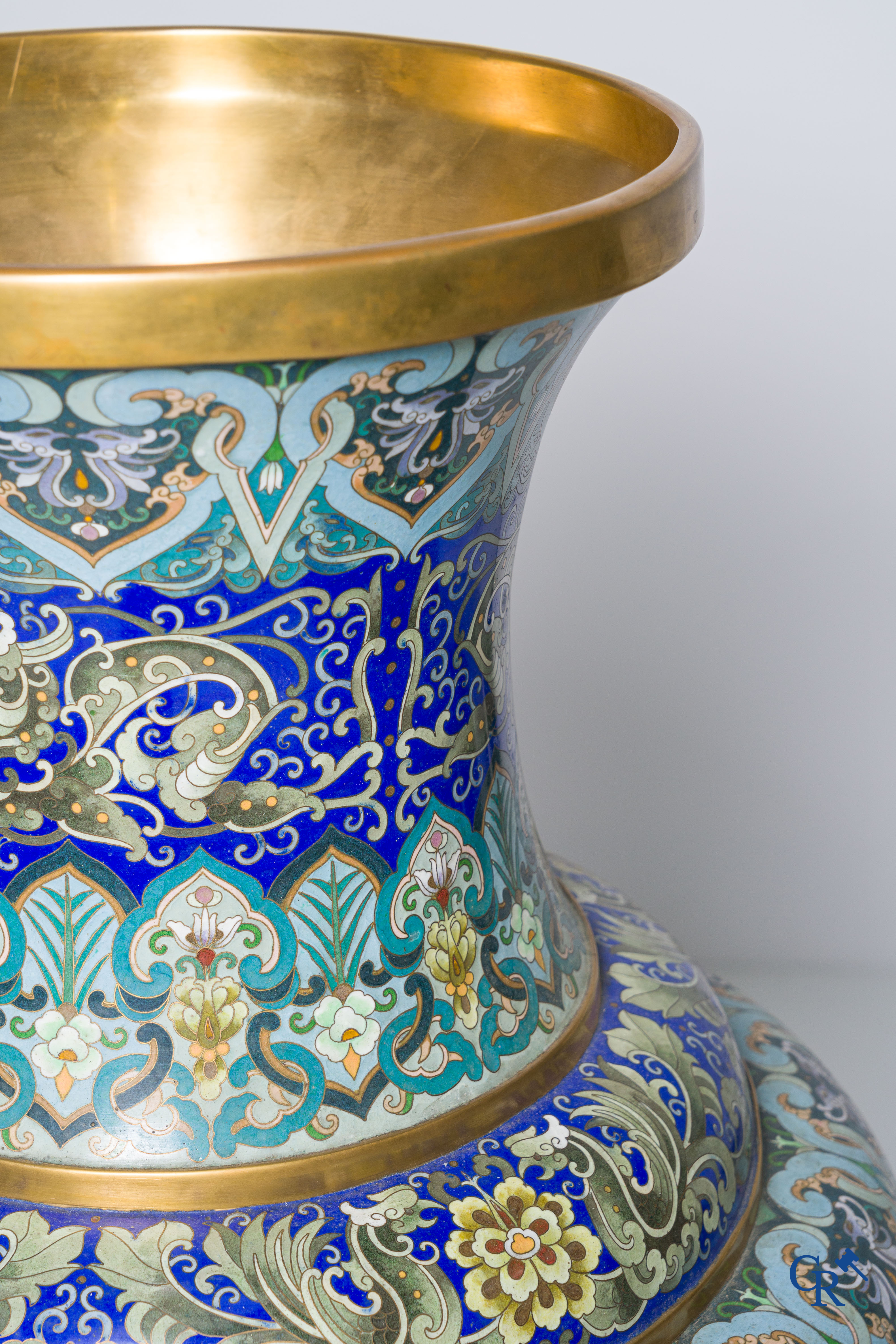 Asian Art, a massive cloisonné vase with cranes. 20th century.