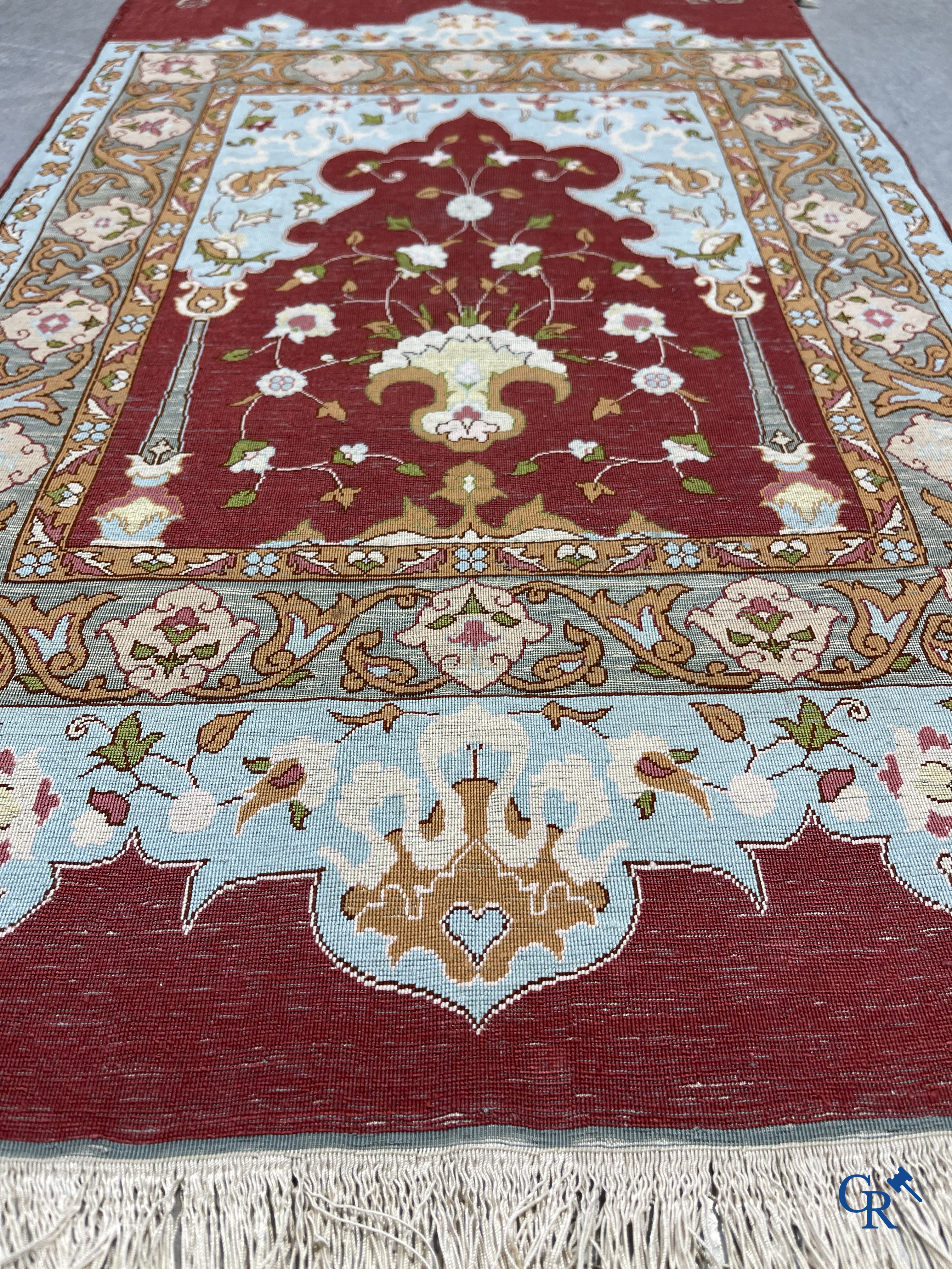 Oosterse tapijten. 2 kleine zijden tapijtjes bewerkt met gouddraad.