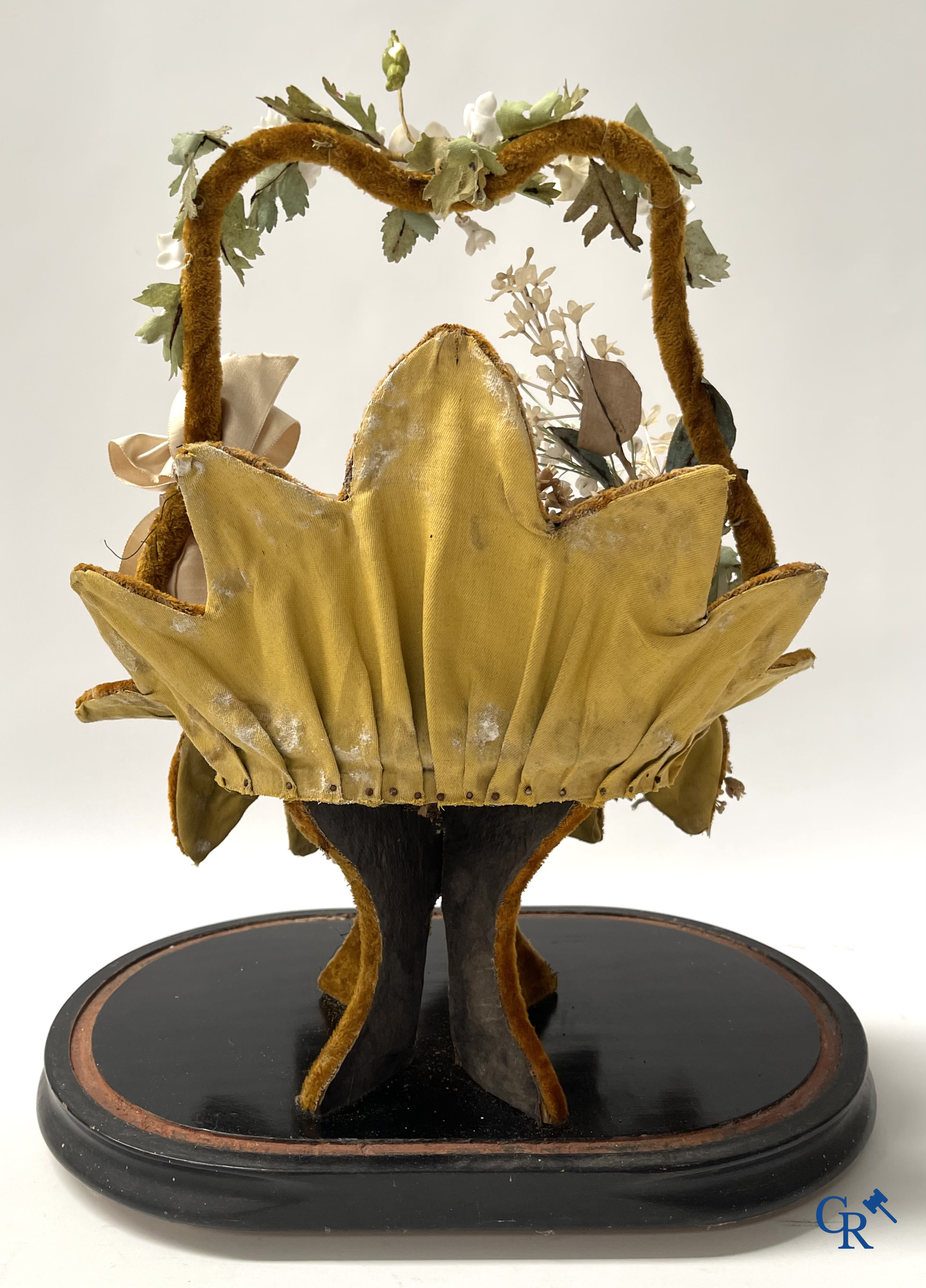 2 exceptional globes in glass with a wedding bouquet in basket shape, decorated with flowers in fine porcelain. Circa 1900.