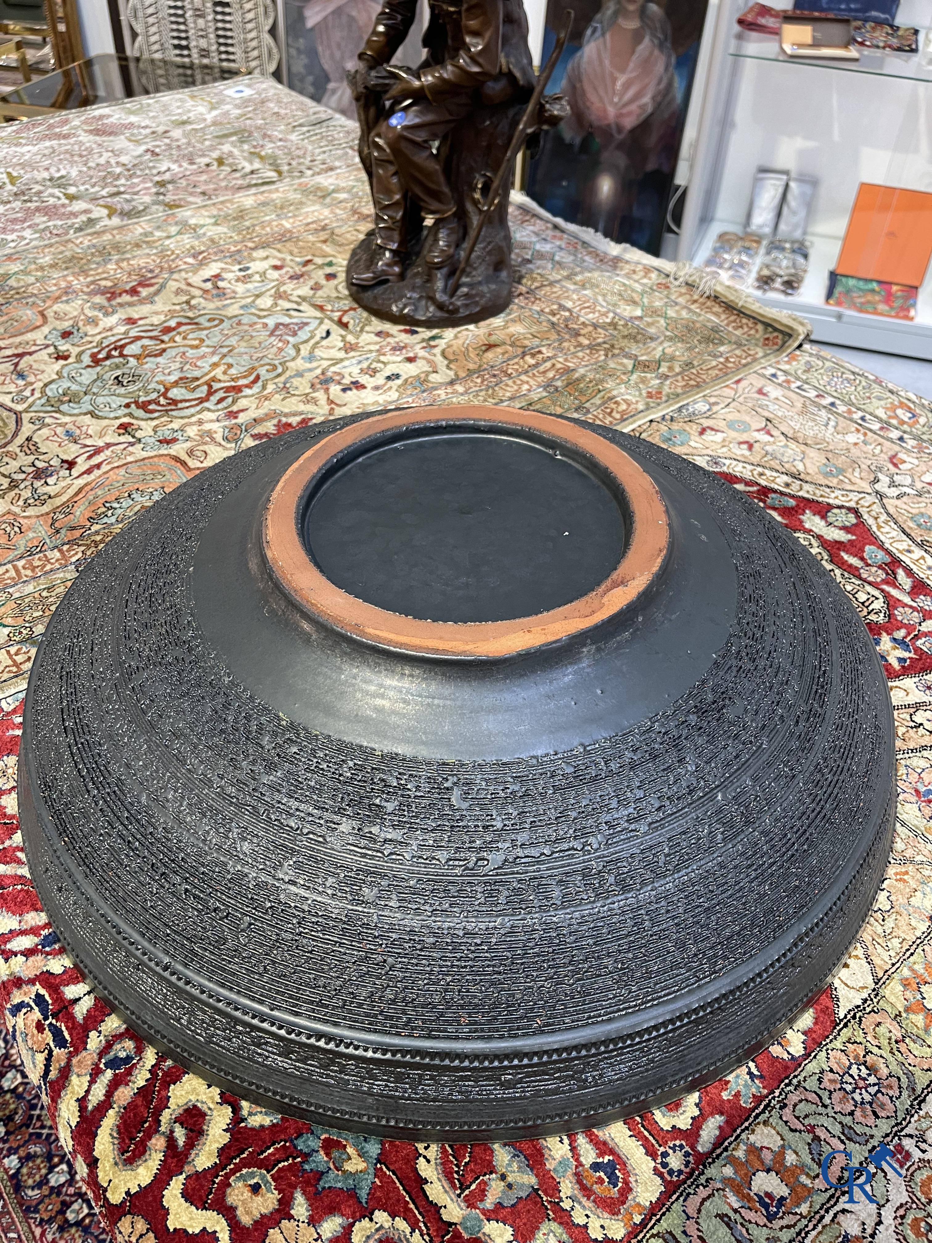 Elizabeth Vandeweghe pour Perignem Amphora. Une grande coupe en céramique émaillée sur un support en fer forgé.