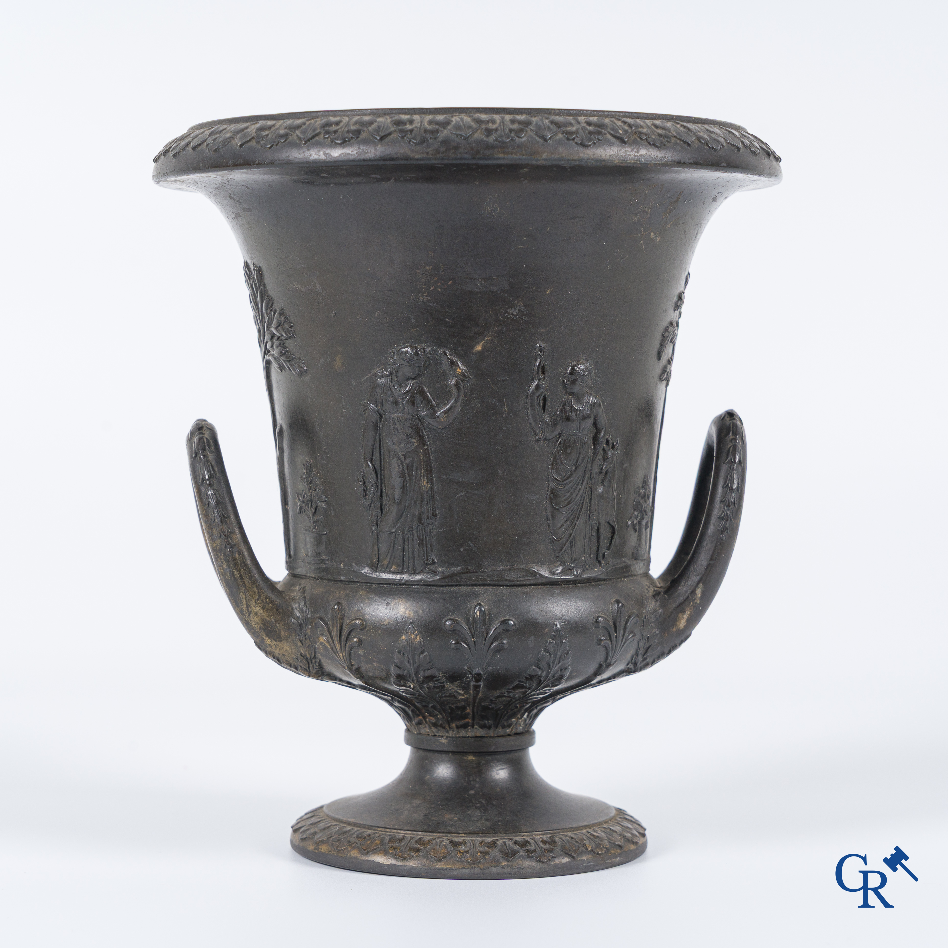 Wedgwood, een laat 18e eeuwse Medici vaas in zwarte basalt.