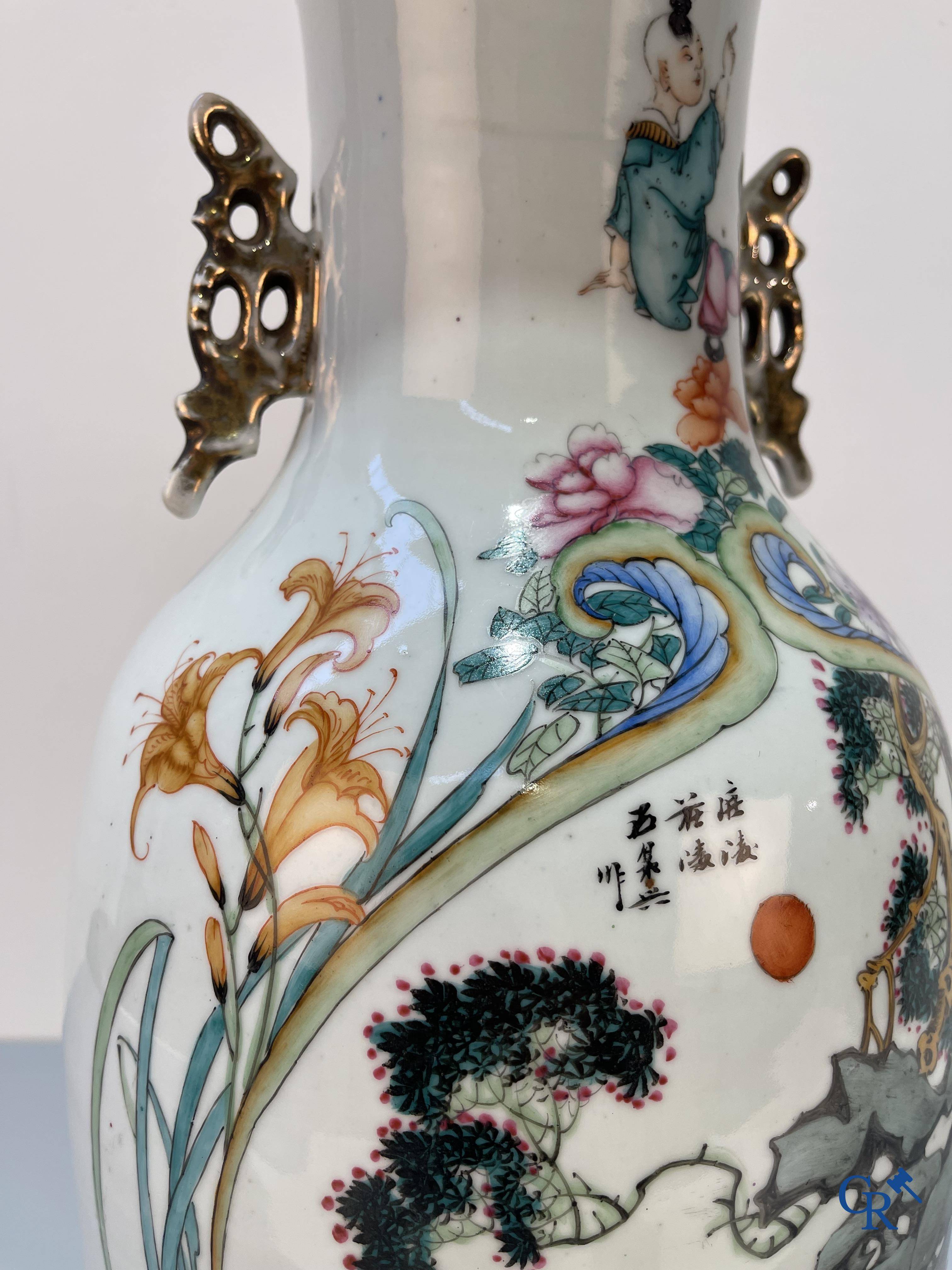 Art Asiatique, porcelaine chinoise, un vase chinois à double décor avec des sages. Période République.