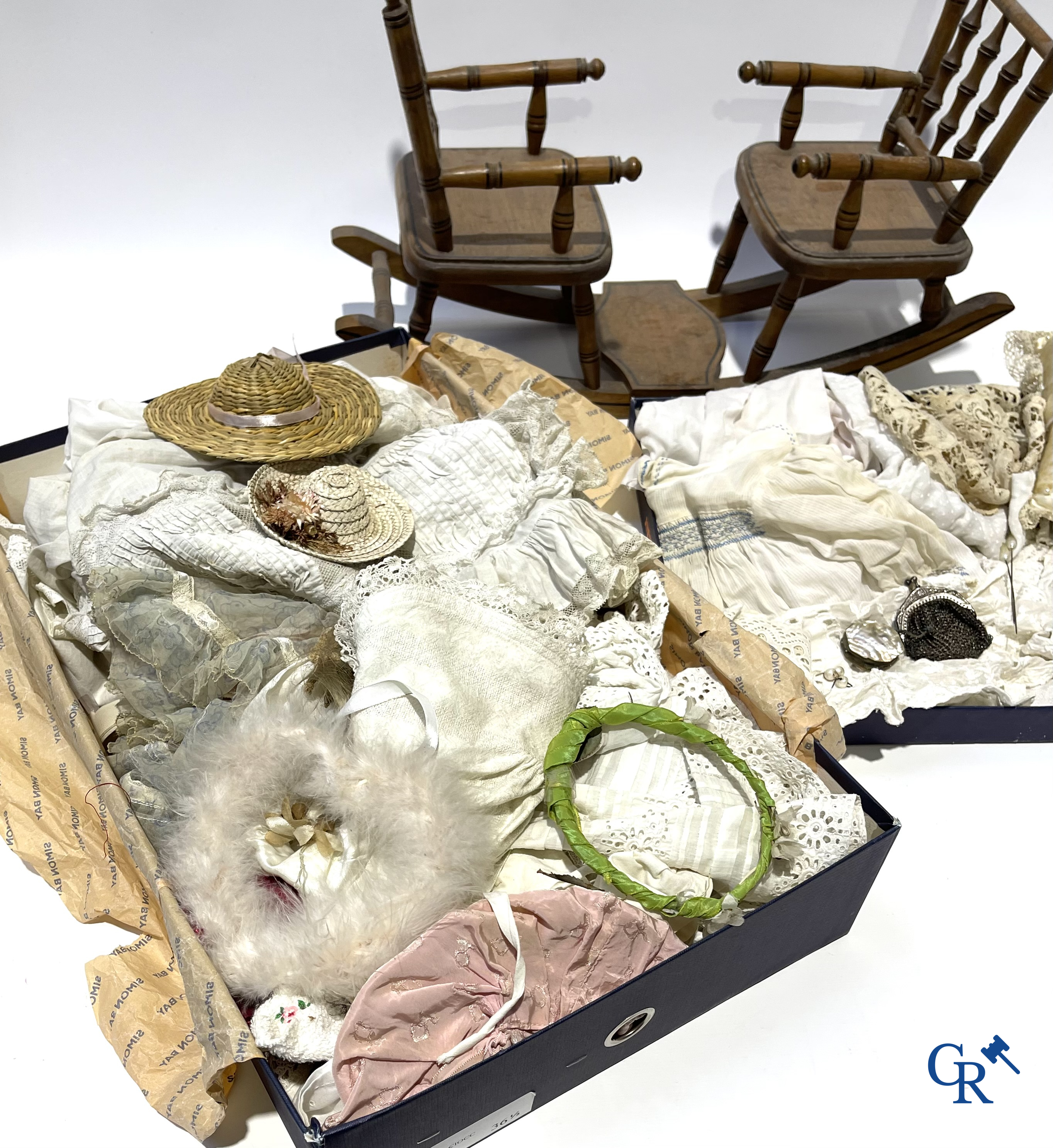 Old toys, a lot of 4 antique dolls with porcelain head, doll attributes, clothes and others.