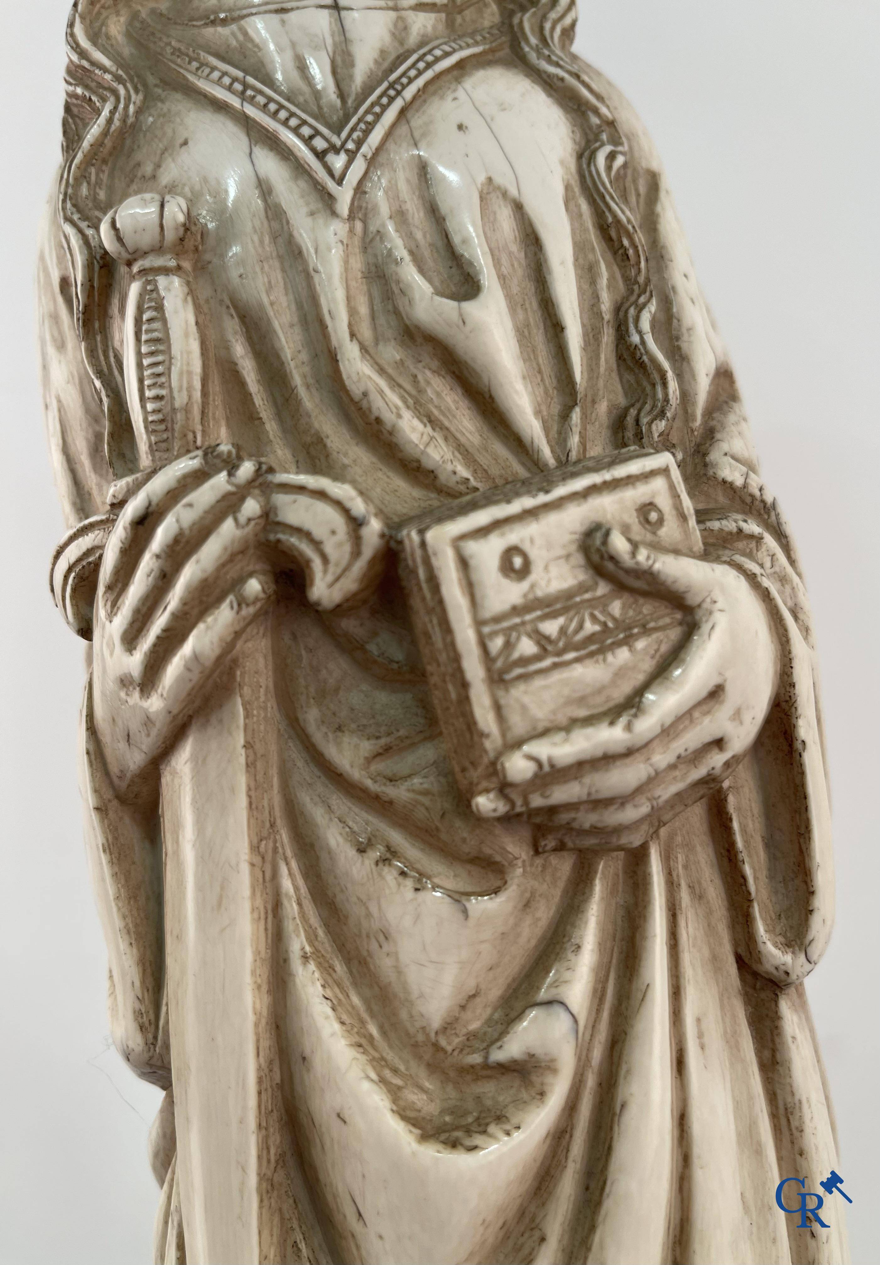 Représentation en ivoire de Sainte Catherine avec l'empereur Maxence sur un piédestal néo-gothique en bois. 