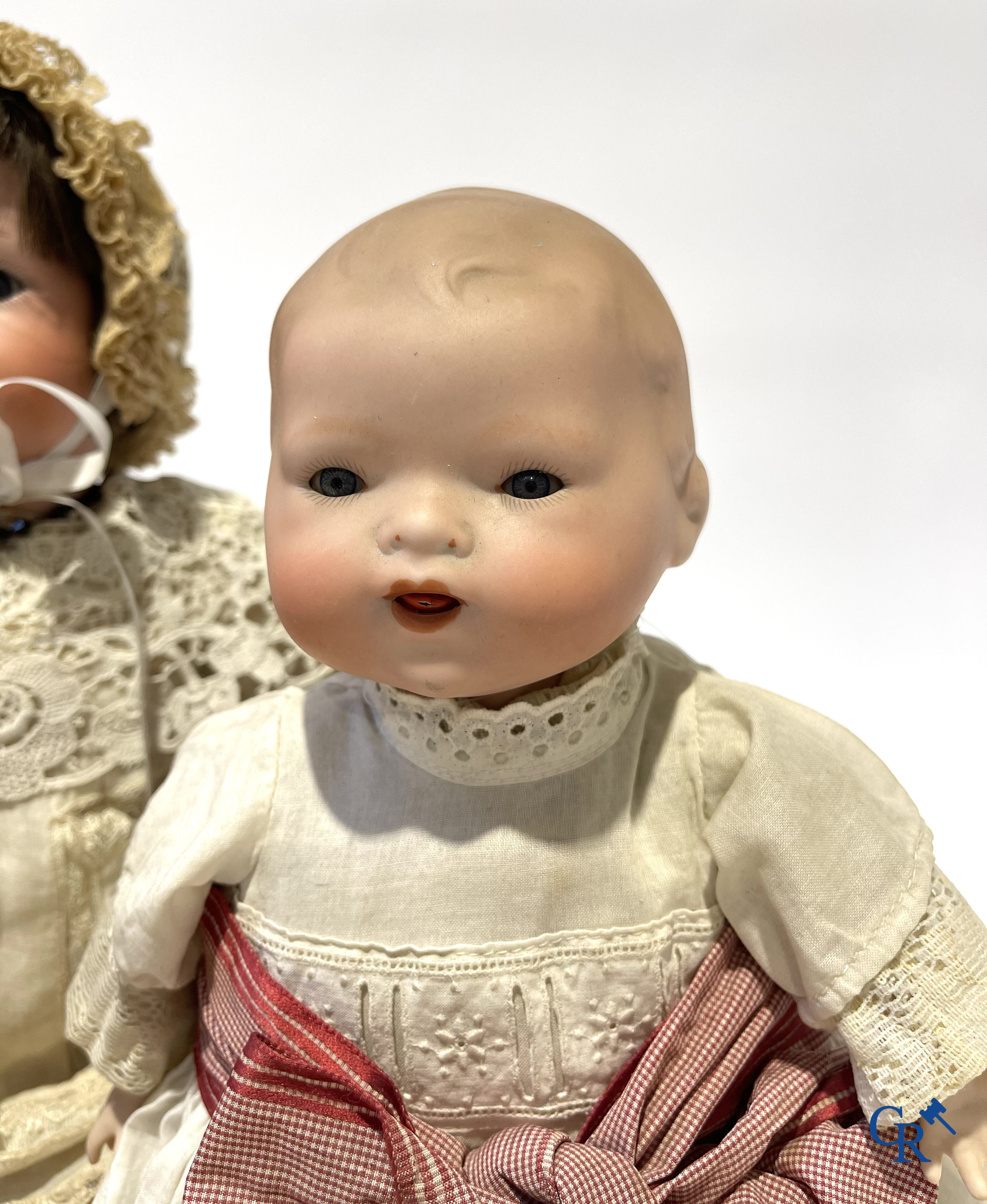 Vieux jouets, un lot de 3 poupées anciennes avec des têtes en porcelaine.