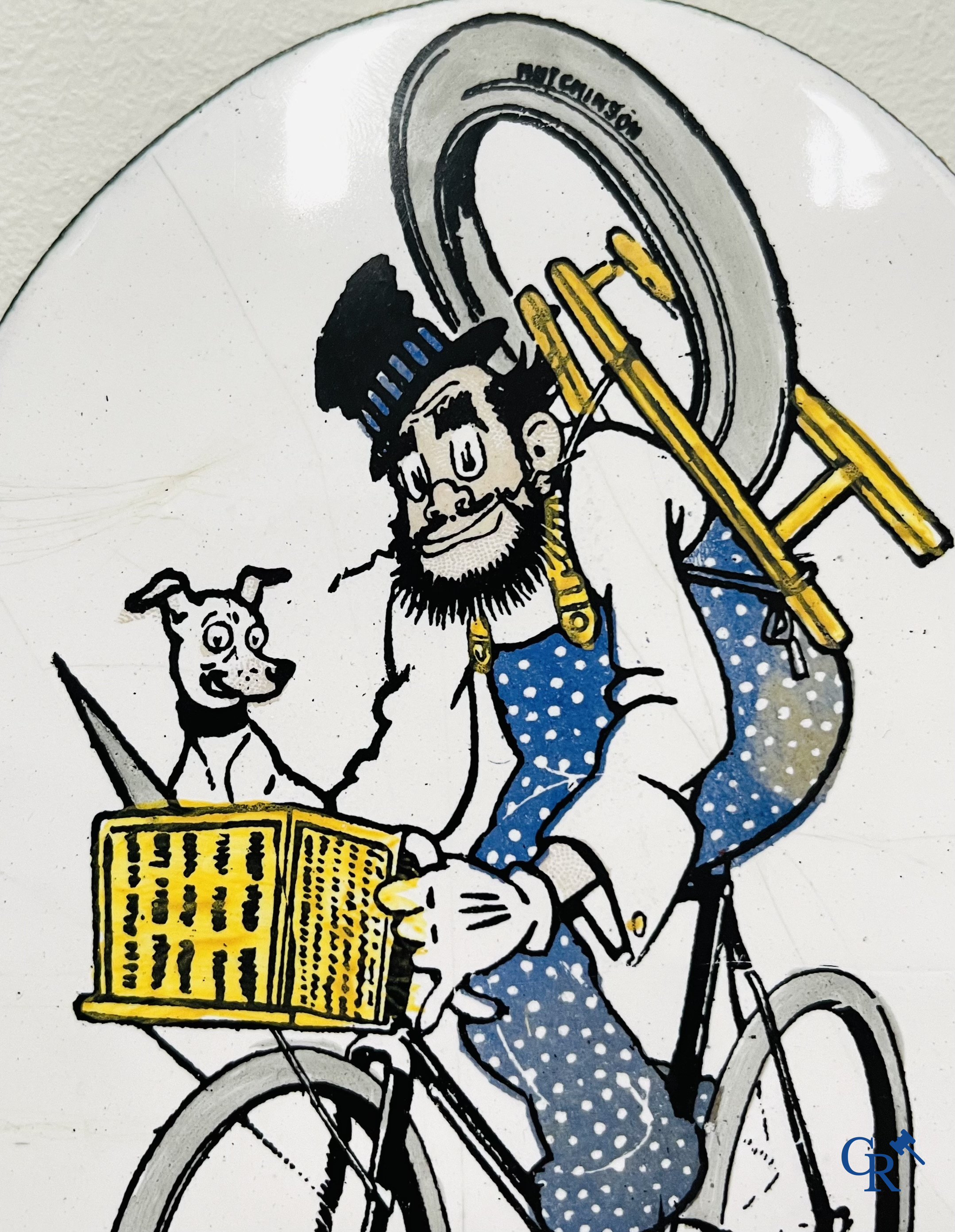 Pneu Hutchinson. Emaille reclamebord op koper voor fietsbanden. Gesigneerd Mich. Email Capelasse Paris. Circa 1920.