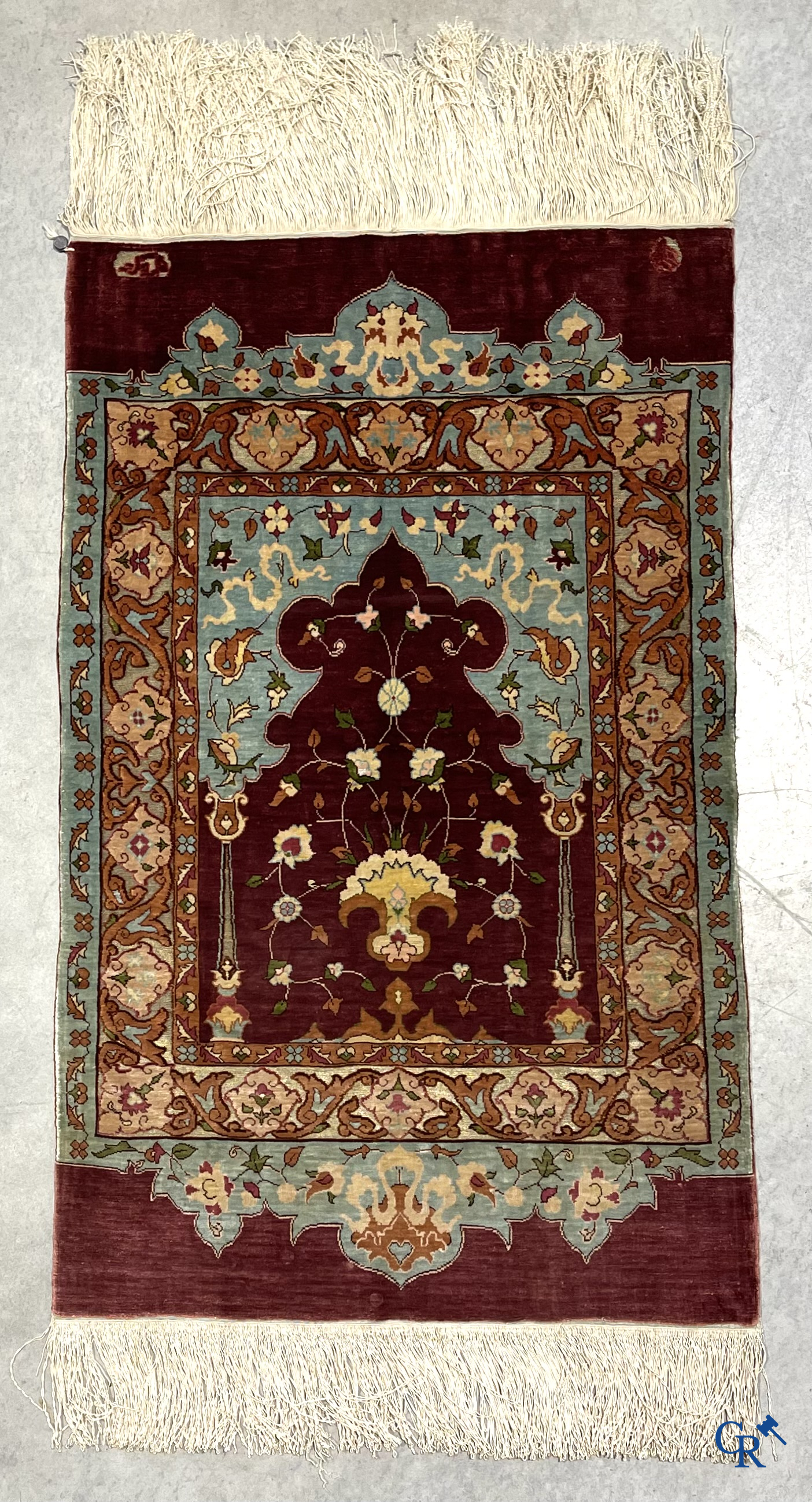 Oosterse tapijten. 2 kleine zijden tapijtjes bewerkt met gouddraad.