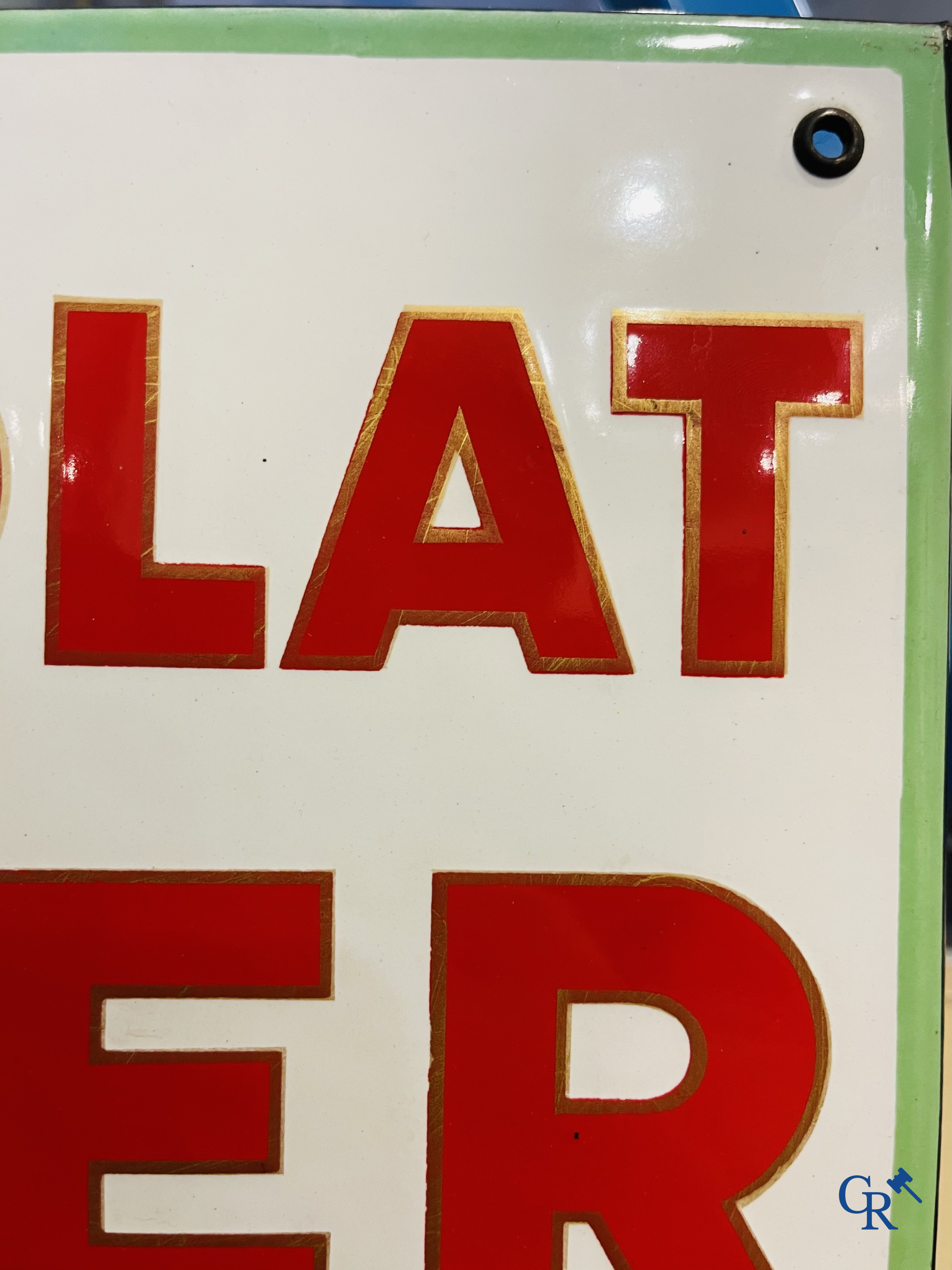 Chocolat Pupier, plaque émaillée illustré du personnage de Jean D'Ylen, vers 1930.