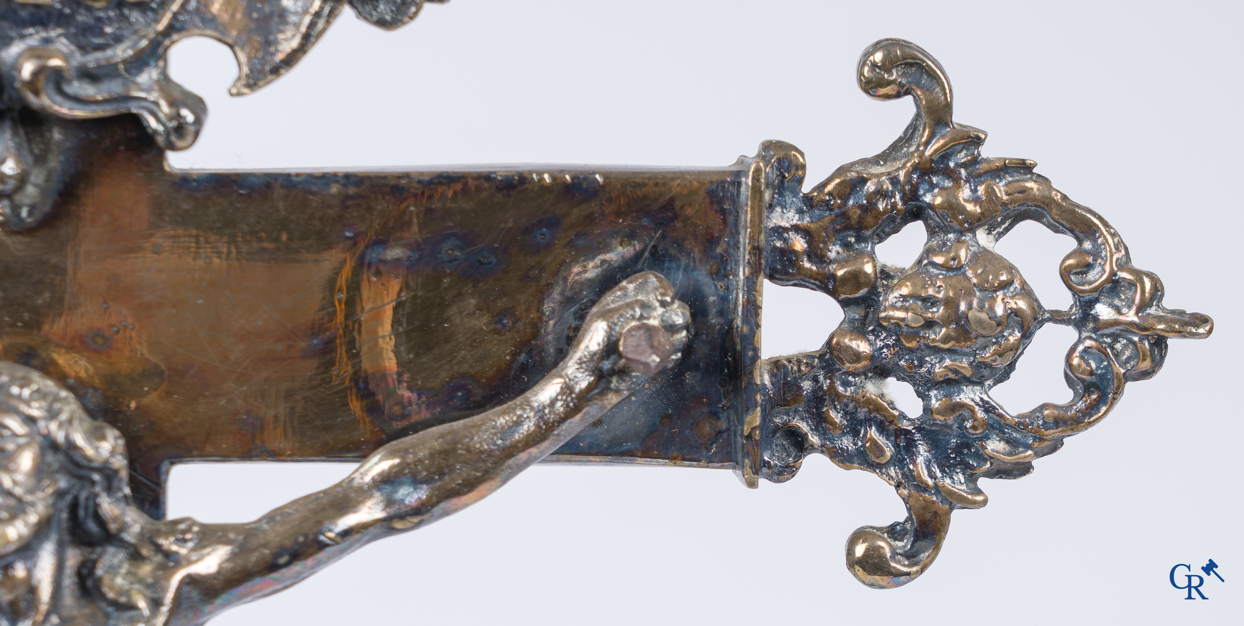 Religieuze objecten. Een groot verzilverd bronzen kruisbeeld. Barok, 17e-18e eeuw.