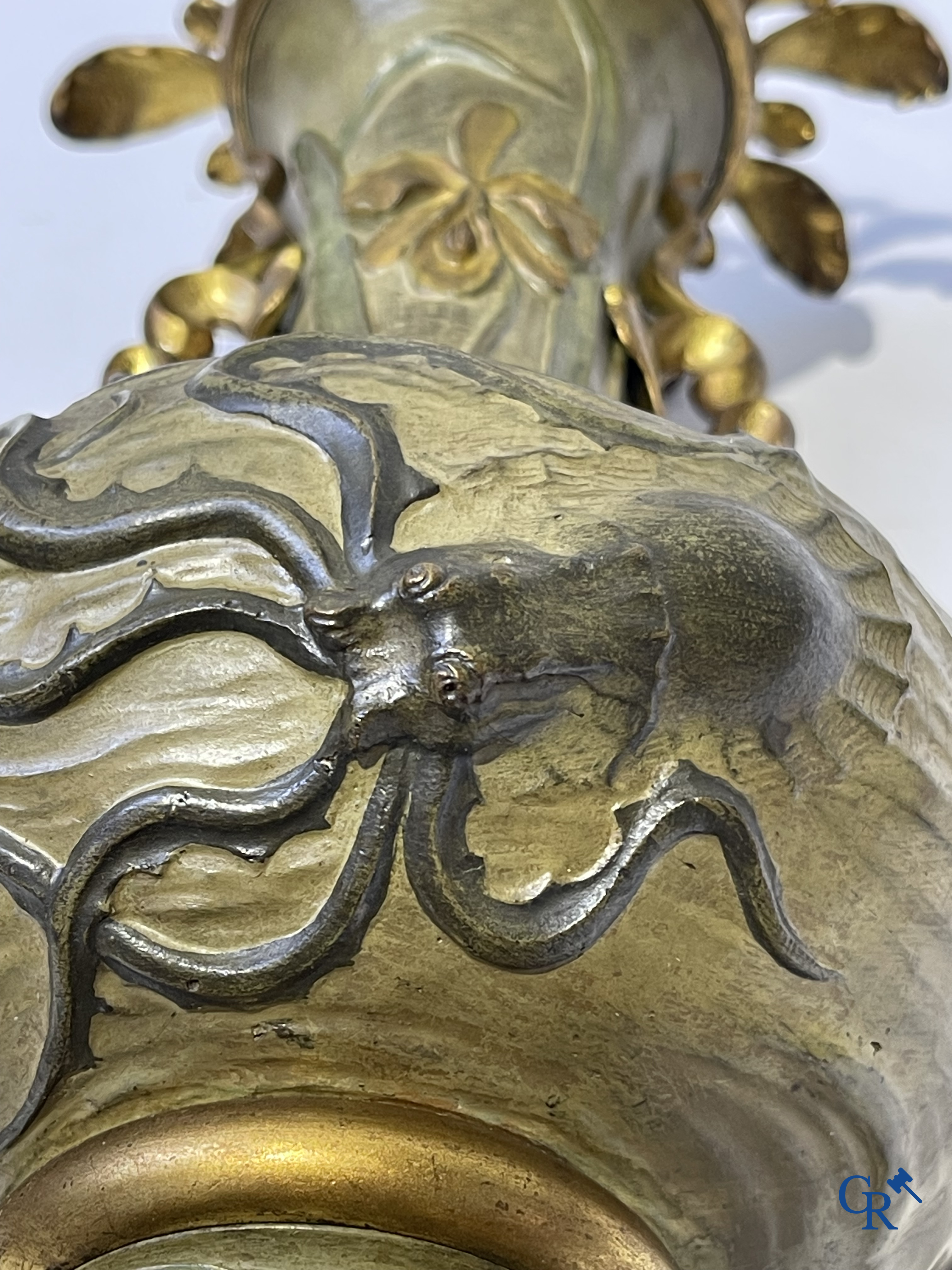 Art Nouveau, een uitzonderlijk 3-delig koud beschilderde bronzen schouwgarnituur met zeedieren. Circa 1900.