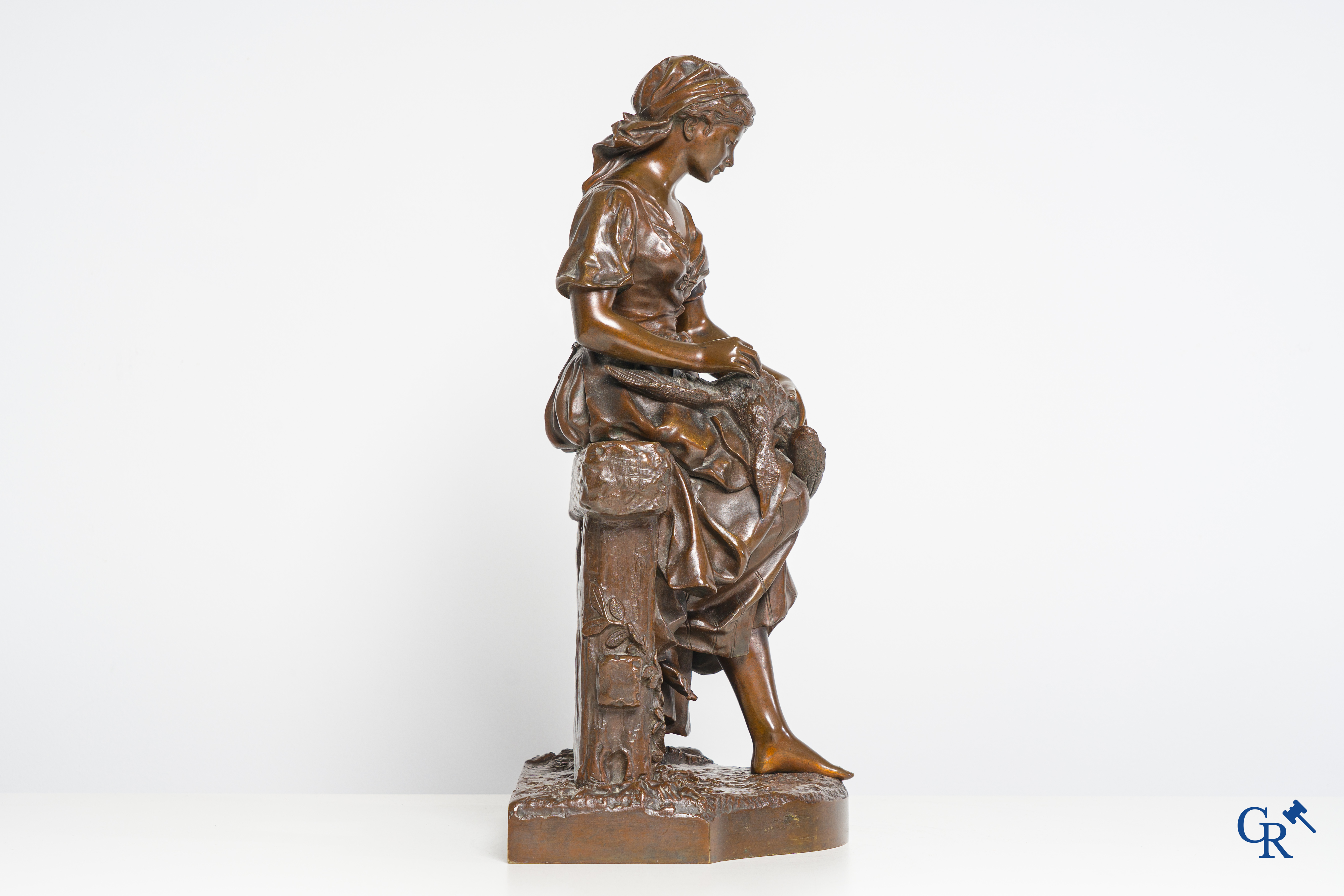 Marcel Début (1865-1933) Statue en bronze à patine brune. Jeune éleveur de volailles. Signé.