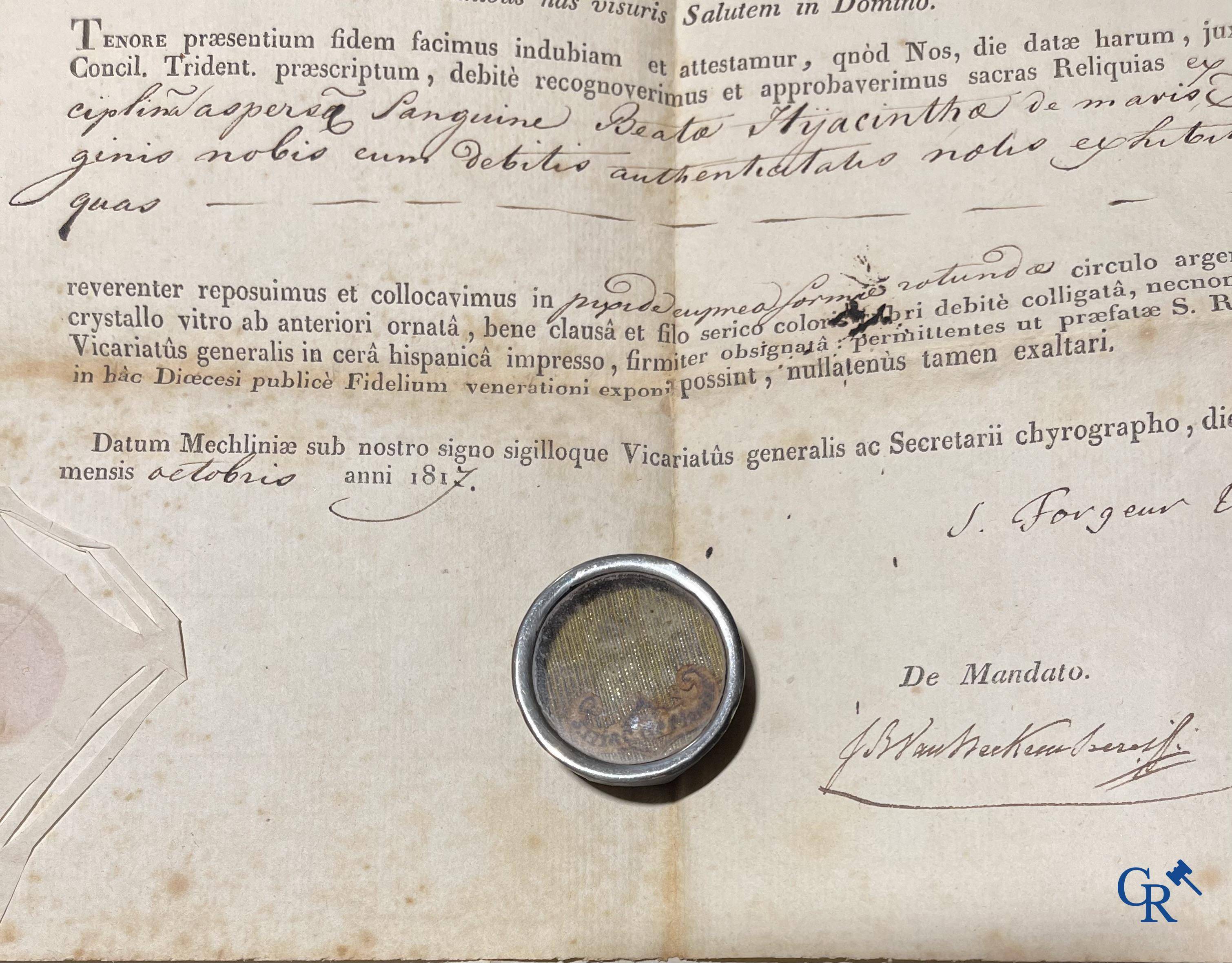 Objets religieux, un lot de 4 thecas scellés qui contiennent ensemble 23 reliques et plusieurs cedulas.