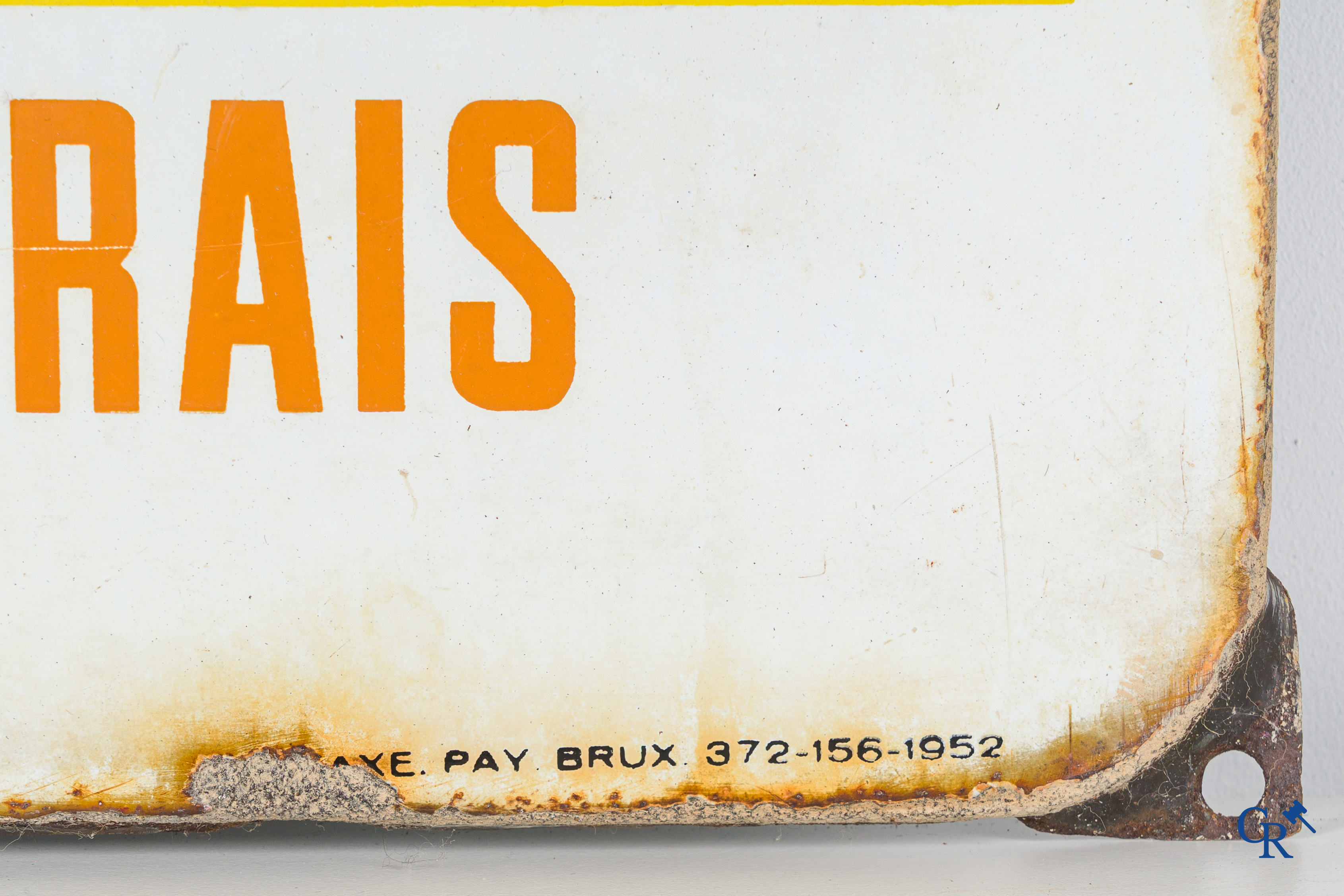 Tabacs Vander Elst. Emaille reclamebord voor de tabaksfabriek Tabacofina-Vander Elst of "Den Belga" 1952.