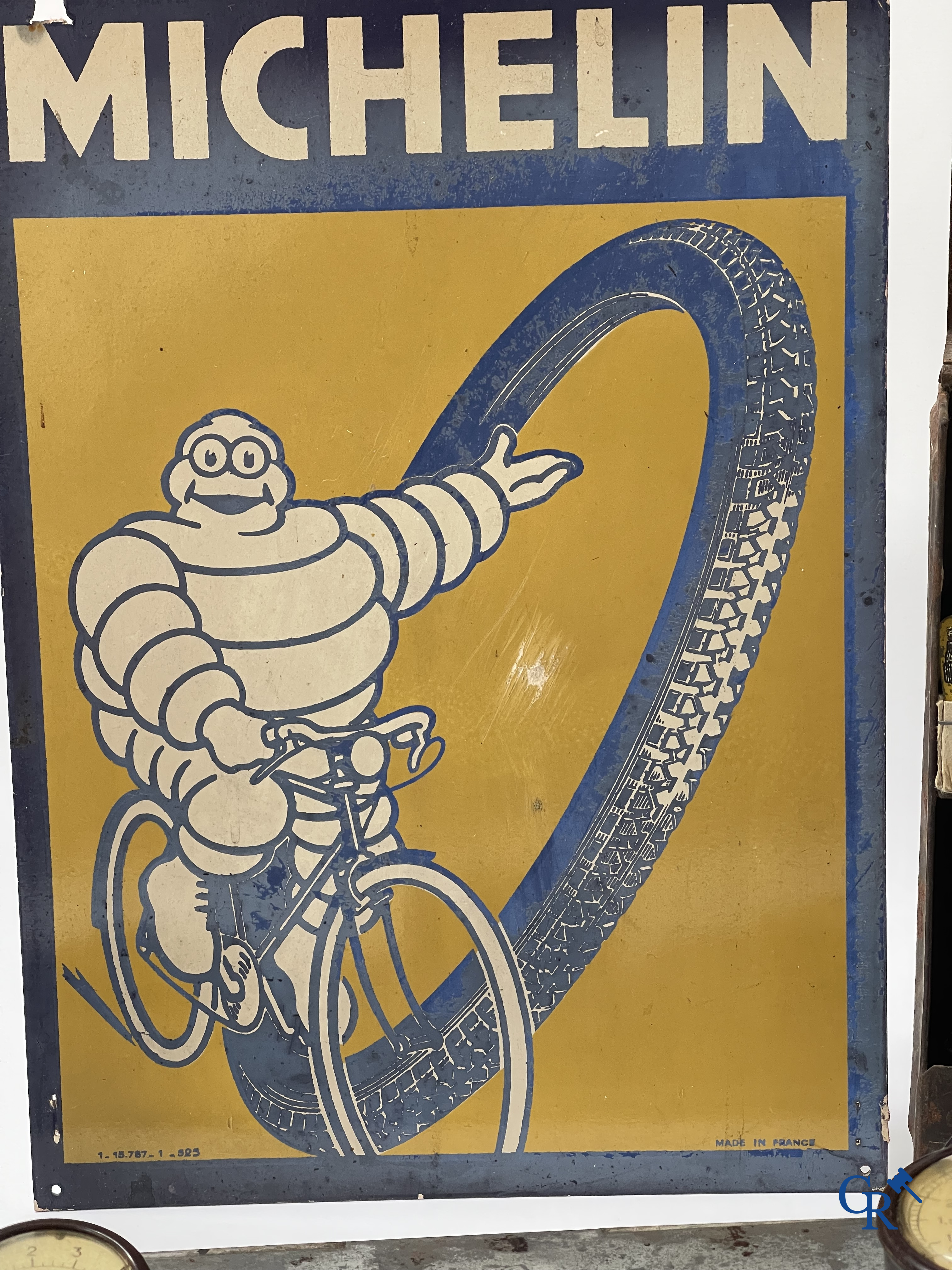 Michelin, een groot lot reclame objecten en meetinstrumenten voor Michelin banden.