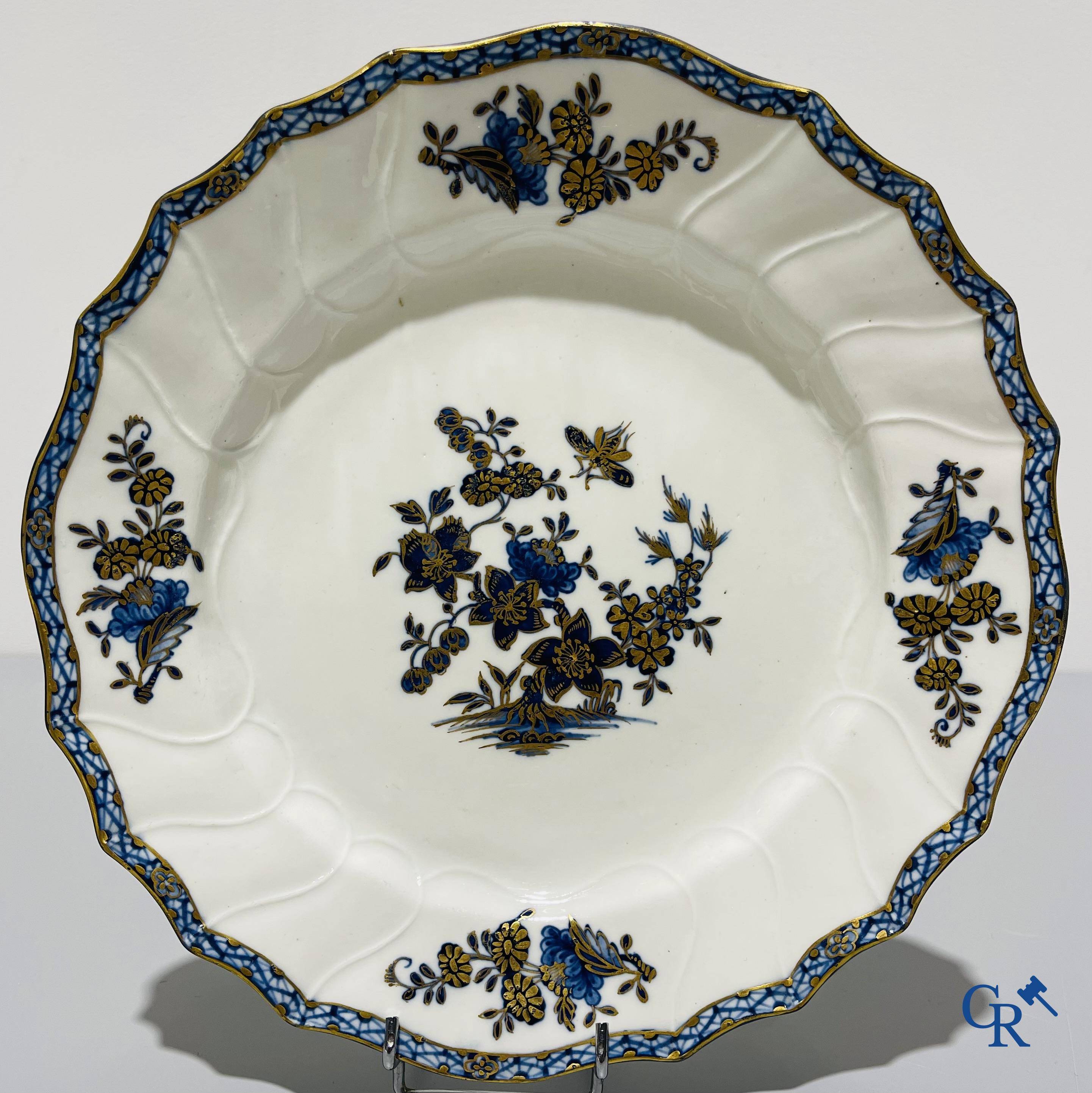 Porcelaine européenne, Tournai. 2 assiettes finement décorées et dorées aux fleurs et décor d'insectes.