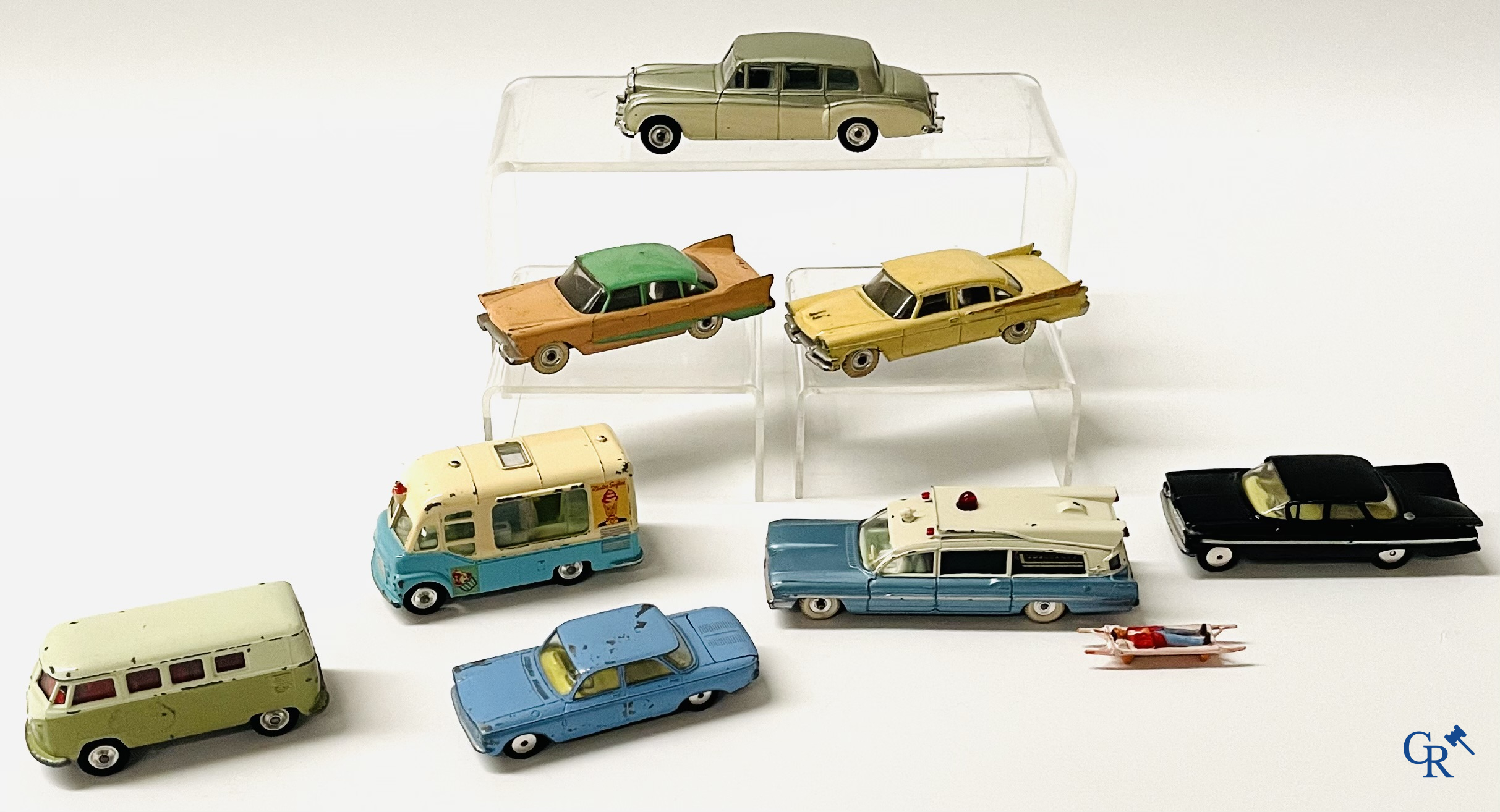 Old toys, a lot with Dinky Toys and Corgi Toys.