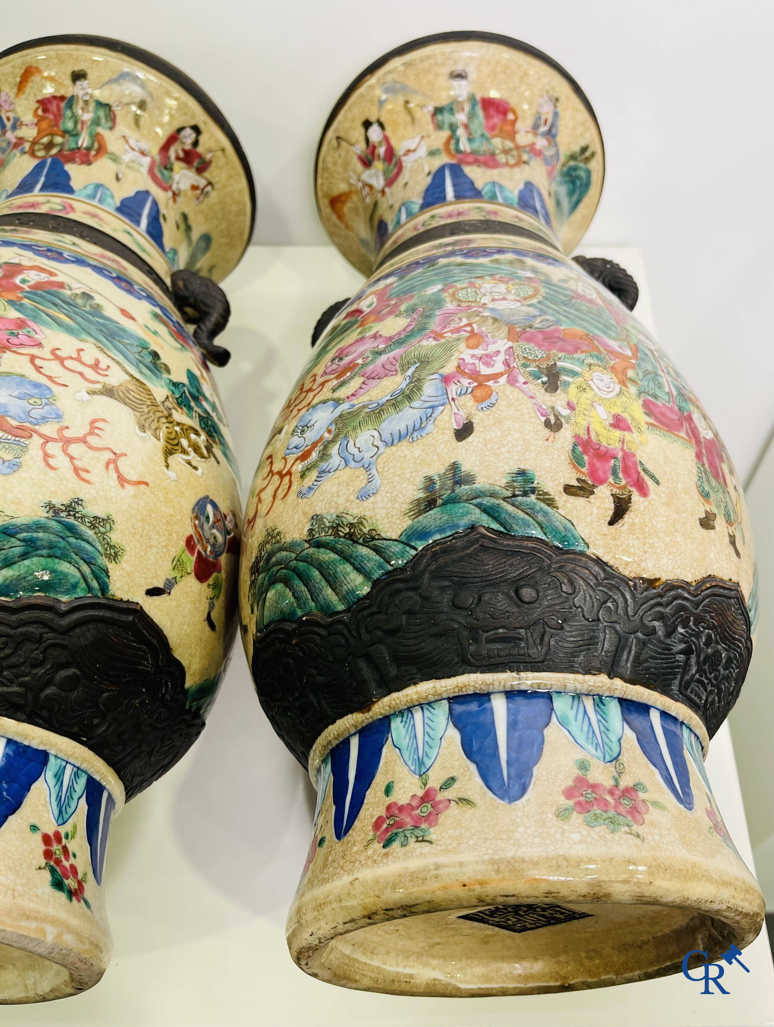 Art Asiatique : Une paire de vases Nanking Chinois décor famille rose.