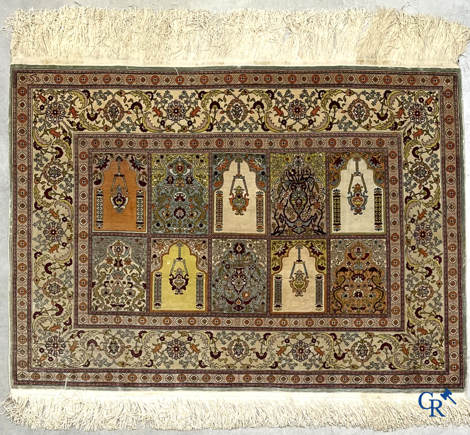 Oosterse tapijten. Een gesigneerd zijden tapijt met geometrisch motief.