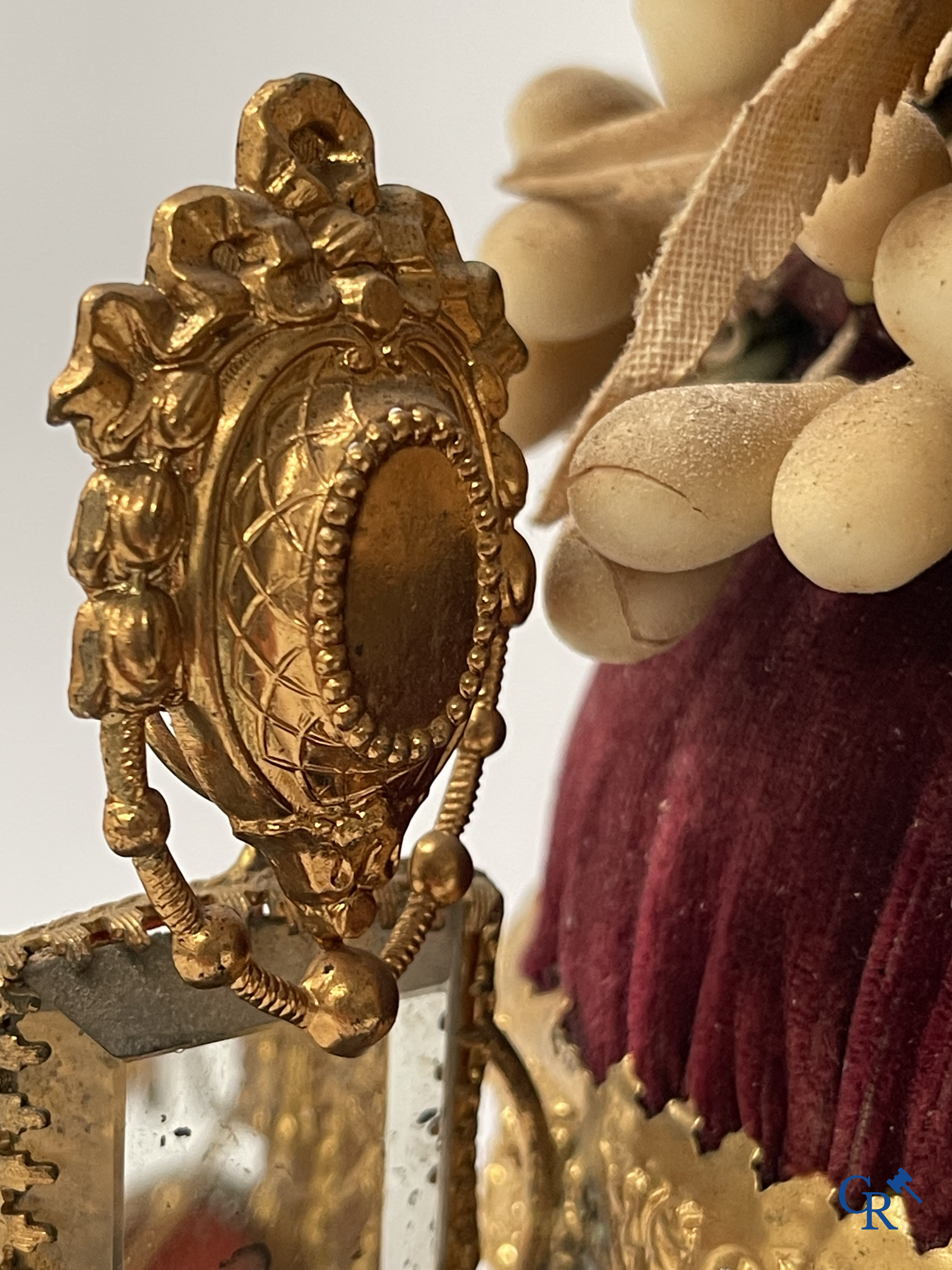 Beautiful globe with bridal bouquet and integrated jewellery box. Mirrors and gold-plated brass. Circa 1900.