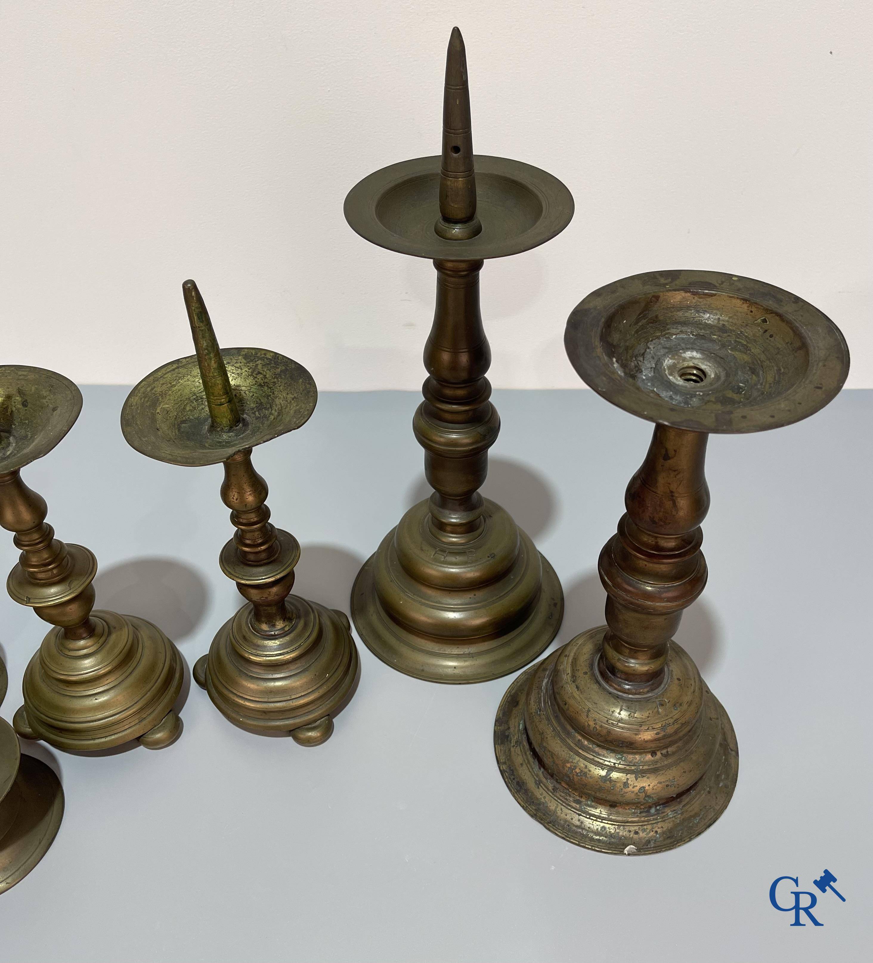 Un lot avec plusieurs chandeliers en bronze. 17ème/18ème/19ème siècle.