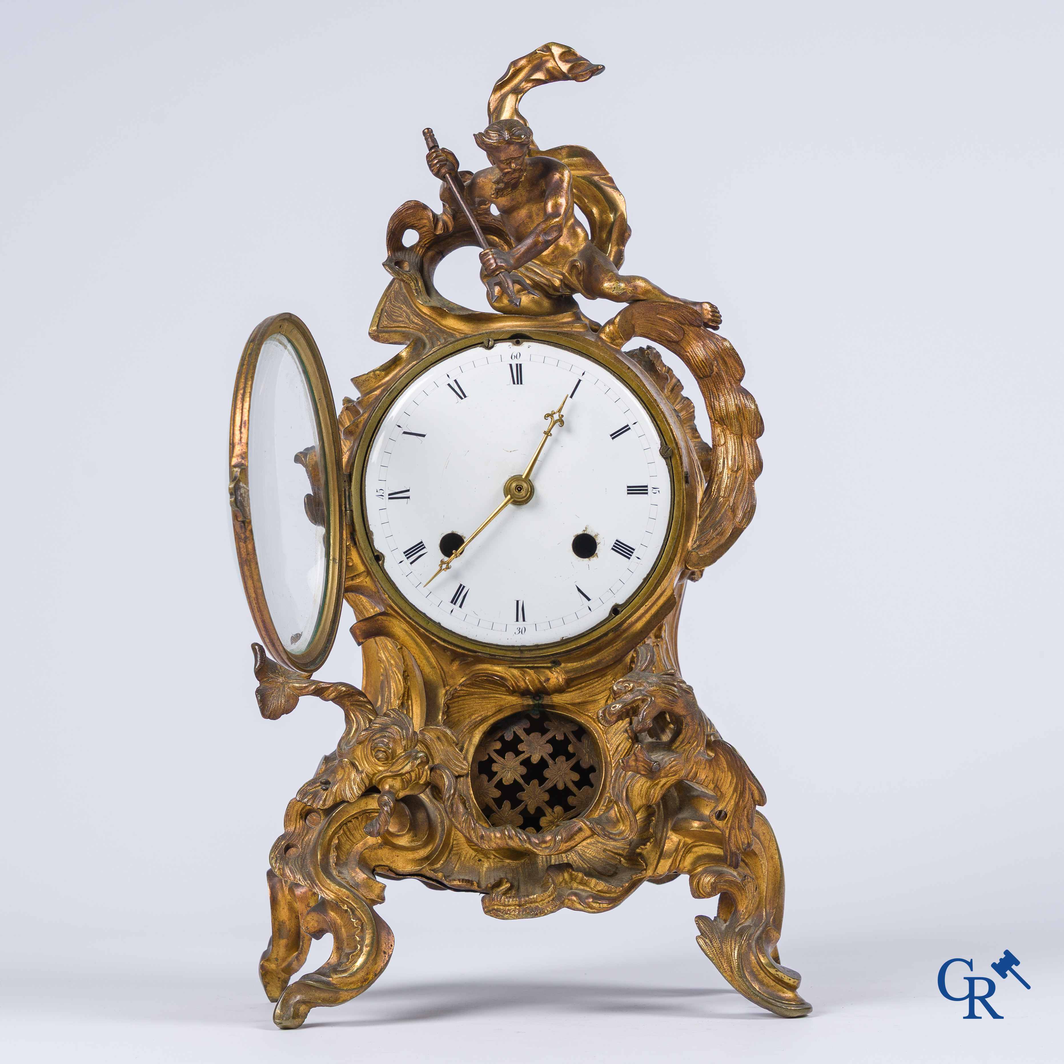 Epoque Louis XV. Pendule LXV en bronze doré orné de Neptune et des animaux marins dans le goût de Charles Cressent.