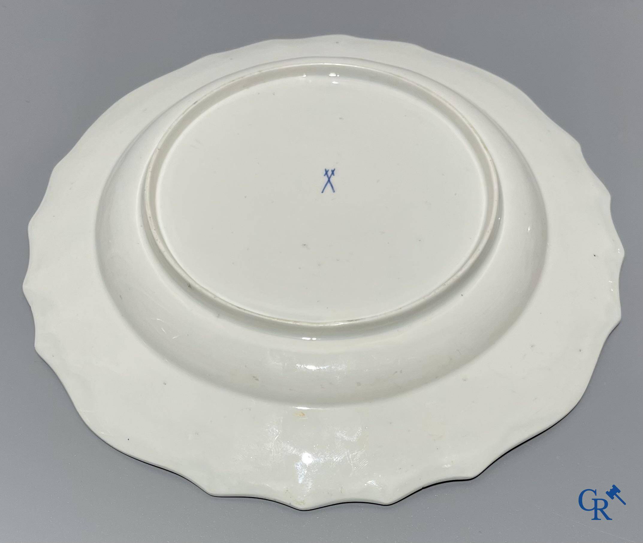 Europees porselein, pâte tendre, Doornik. 3 borden met een polychroom bloemendecor in Den Haag.