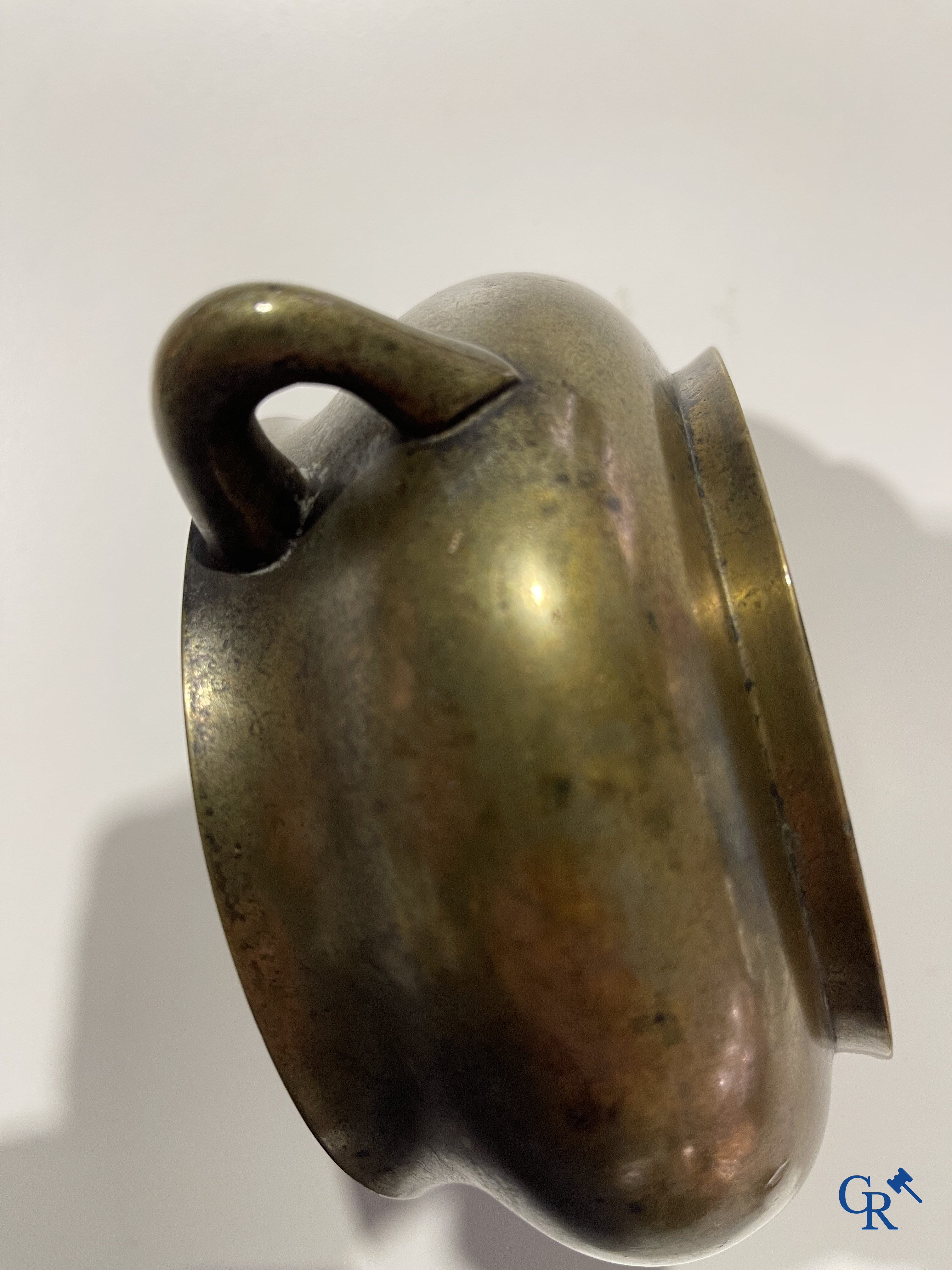 Aziatica, een Chinese bronzen wierookbrander. Chóngzhēn Dīngchǒu nián zhì 崇禎丁丑年製 mark, gedateerd 1637.