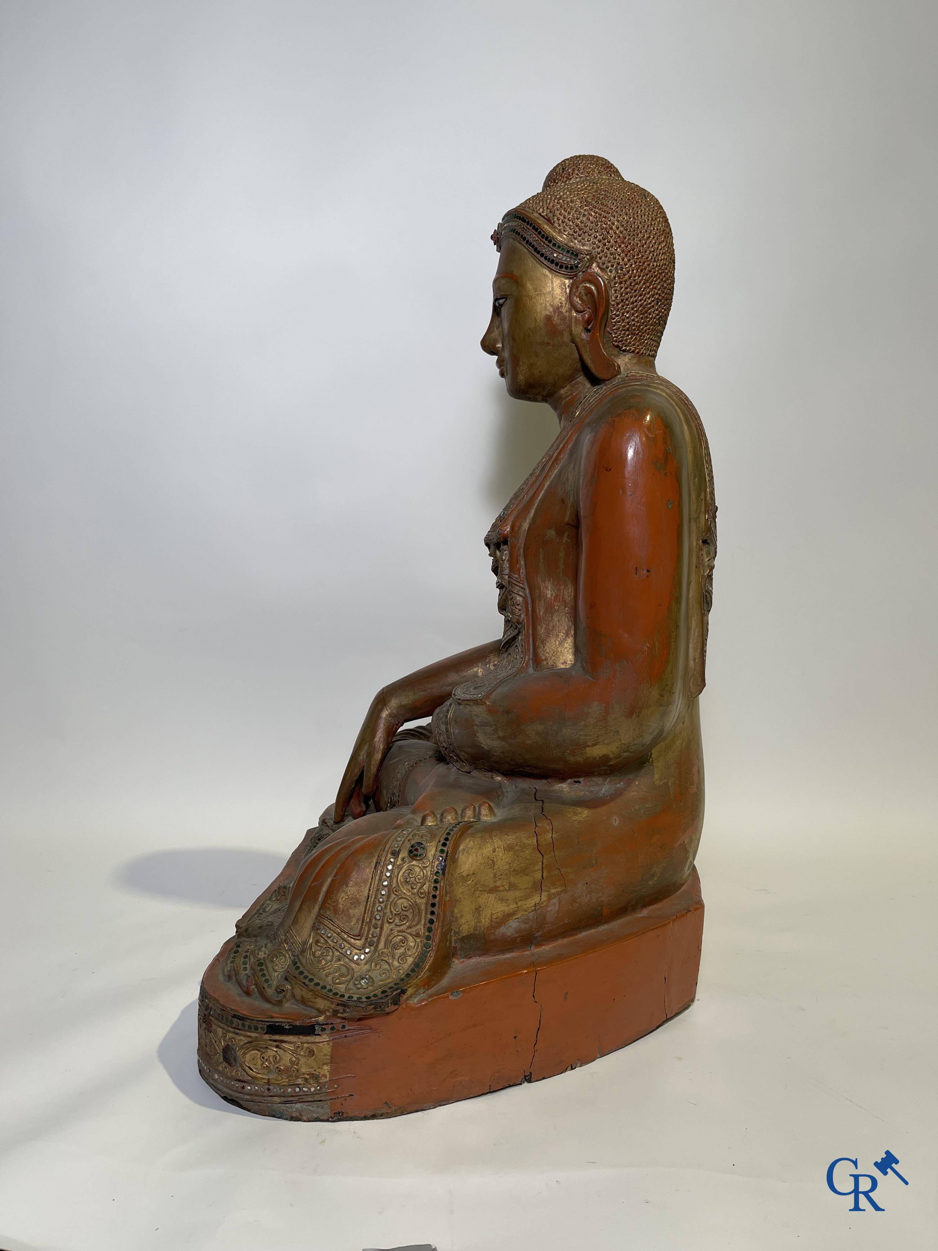 Imposing wooden lacquered Bouddha. Burma, 19th century.