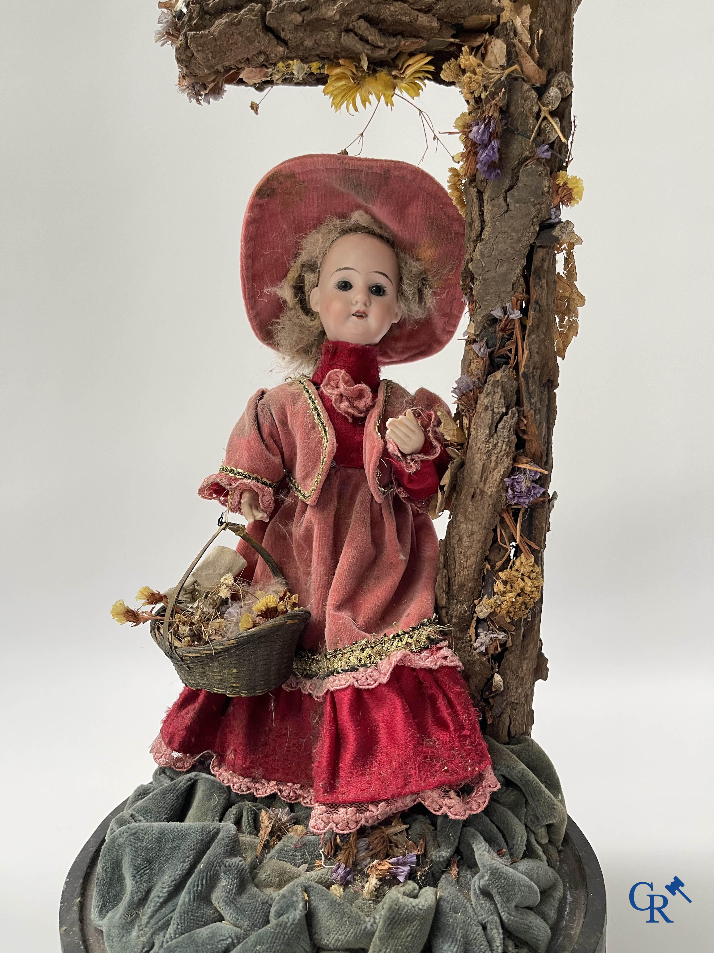 An automaton in the manner of Phalibois, with music, moving head in porcelain and moving hands. Around 1900.