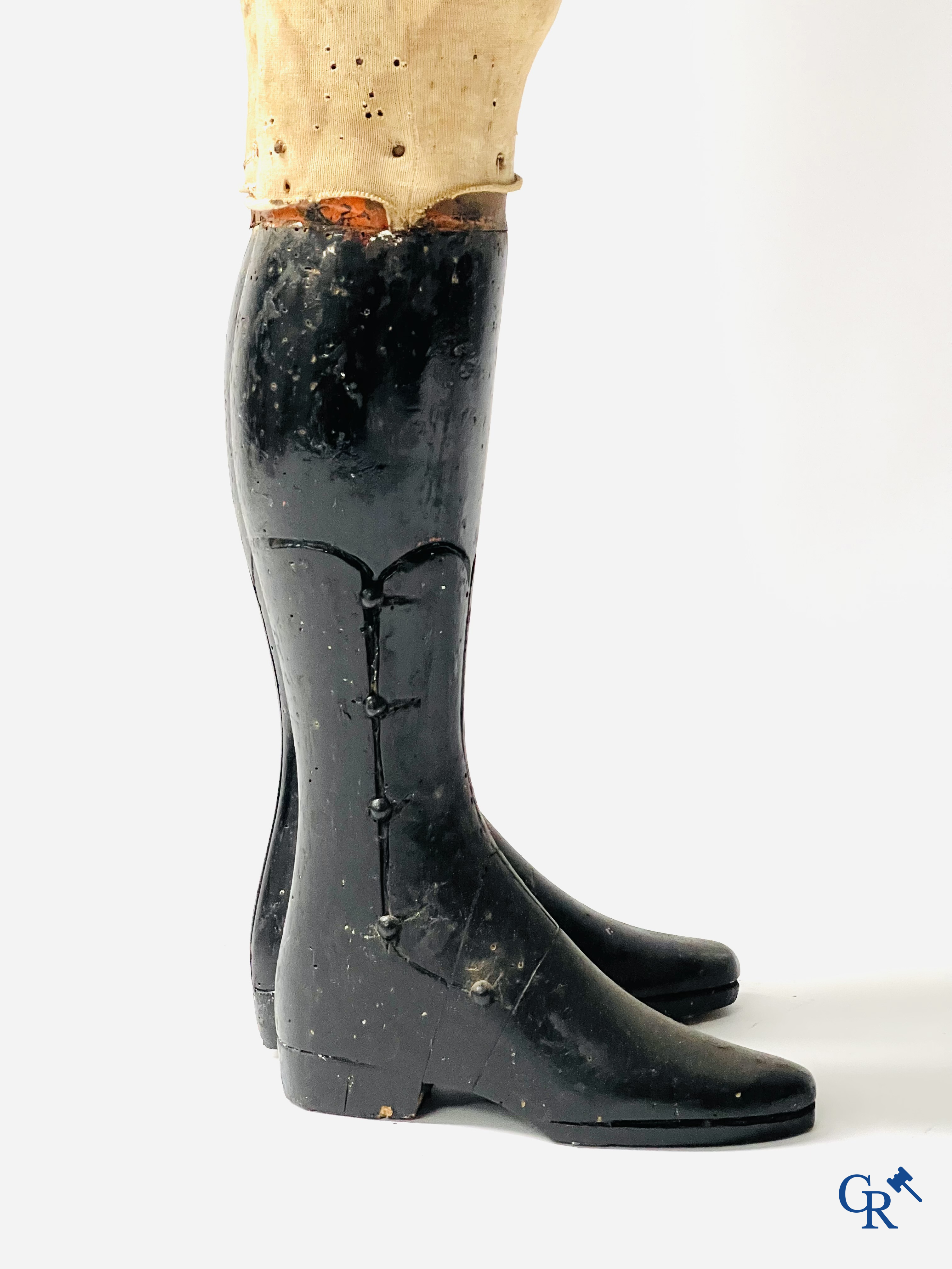 François Gauthier en Buste Jourdan, een mannequinpop in de stijl van Stockman met porseleinen hoofd. Circa 1900.