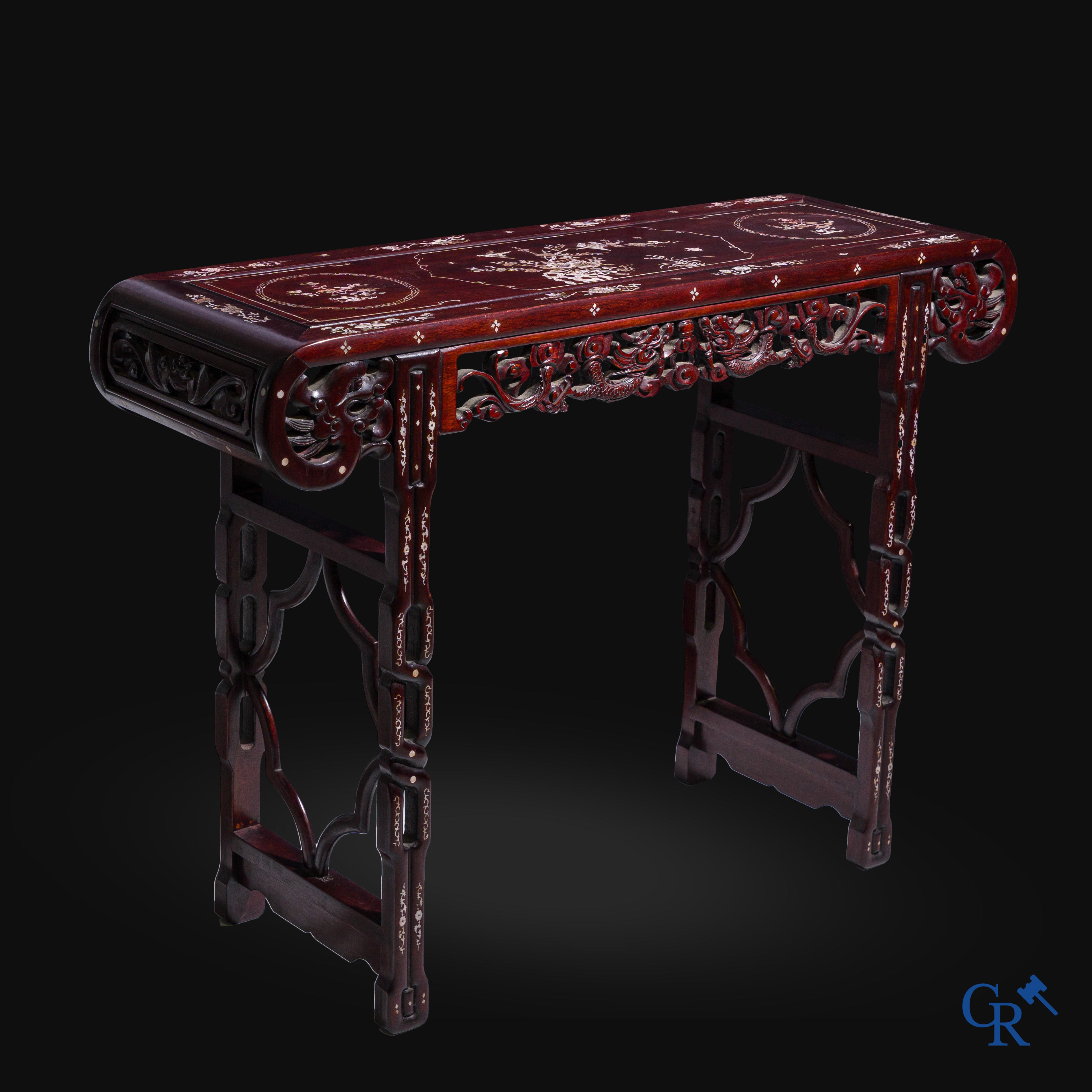 Aziatica, een houten console met parelmoer inlegwerk. 20ste eeuw.