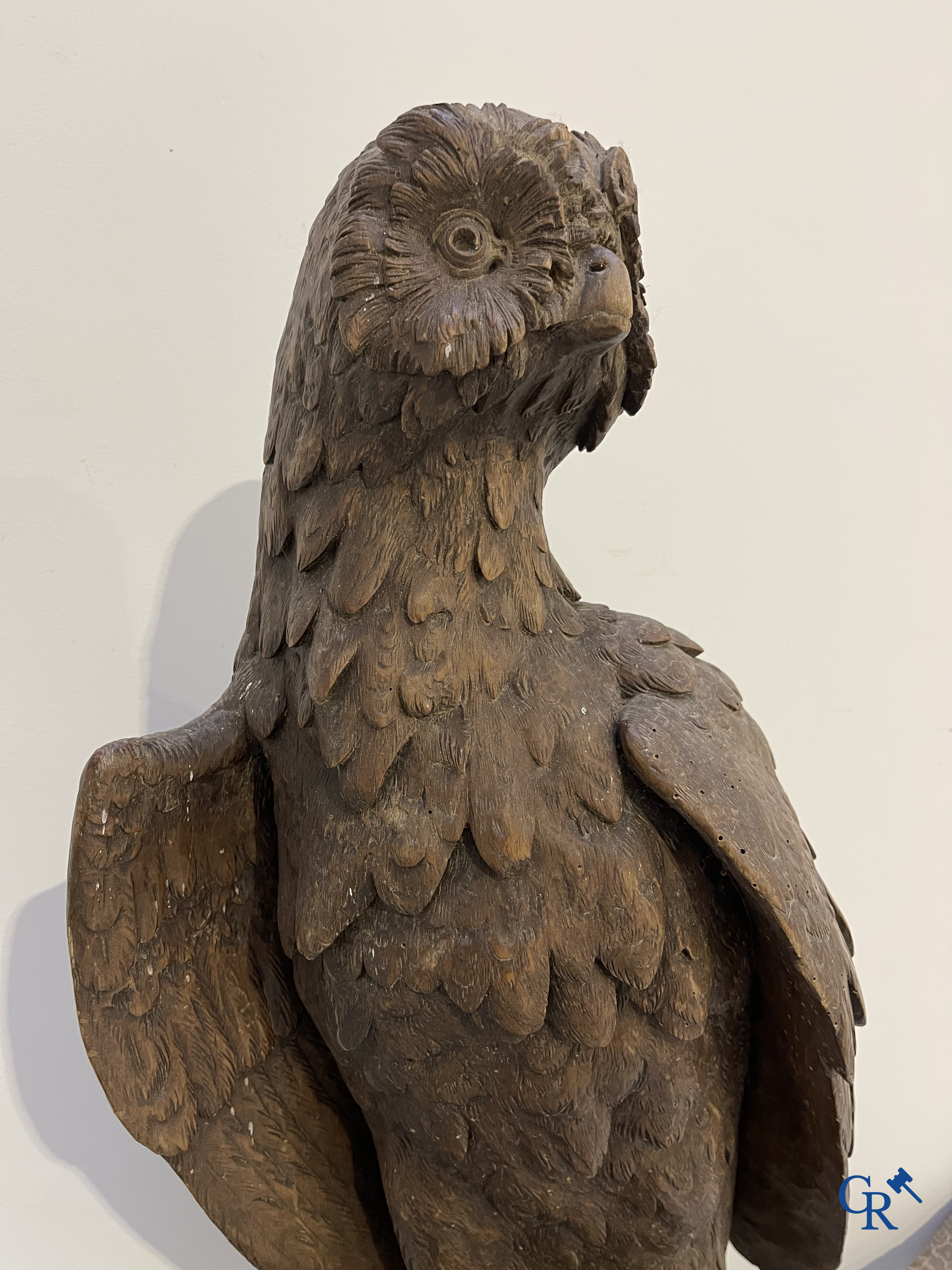 Zwarte Woud, een porte-manteau in zogenaamd "Black Forest" houtsnijwerk, een uil met prooi voorstellend. Eind 19e eeuw.