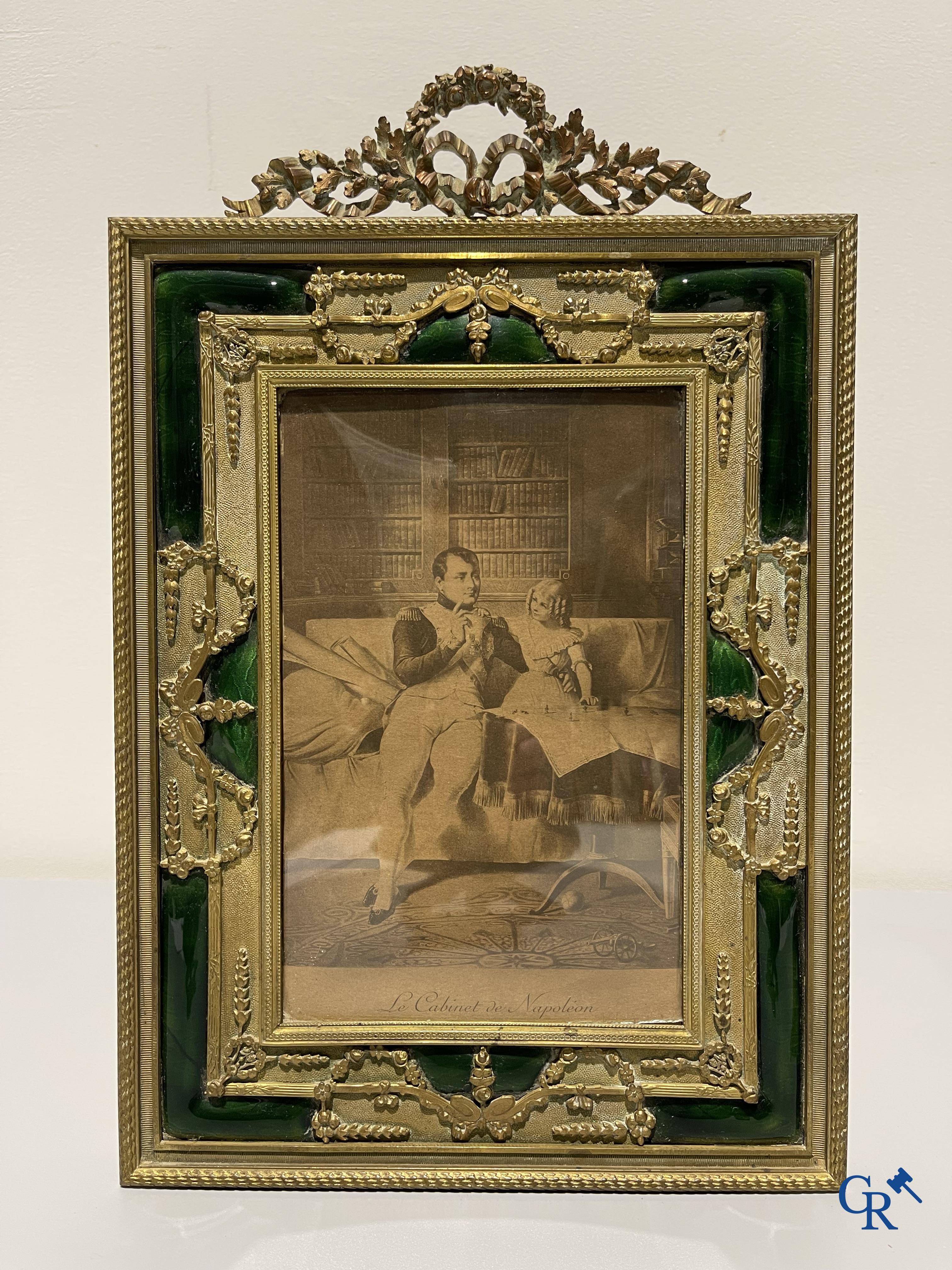 Un cadre de style LXVI  en bronze et émaillé vert dans le goût de Fabergé et un cadre de style empire en bronze. Vers 1920.