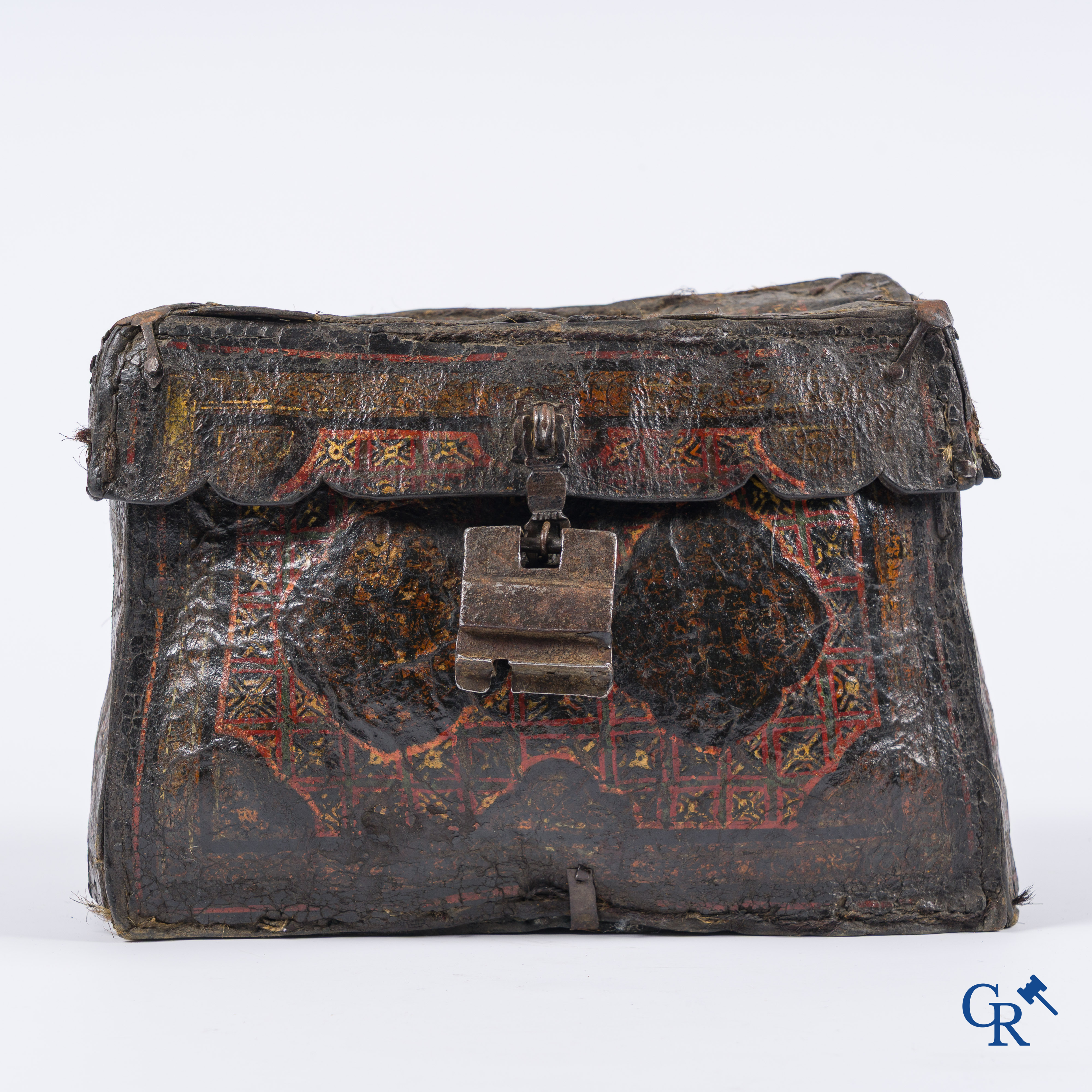 Antiek lederen geld of documenten koffer met origineel smeedijzer slotwerk.