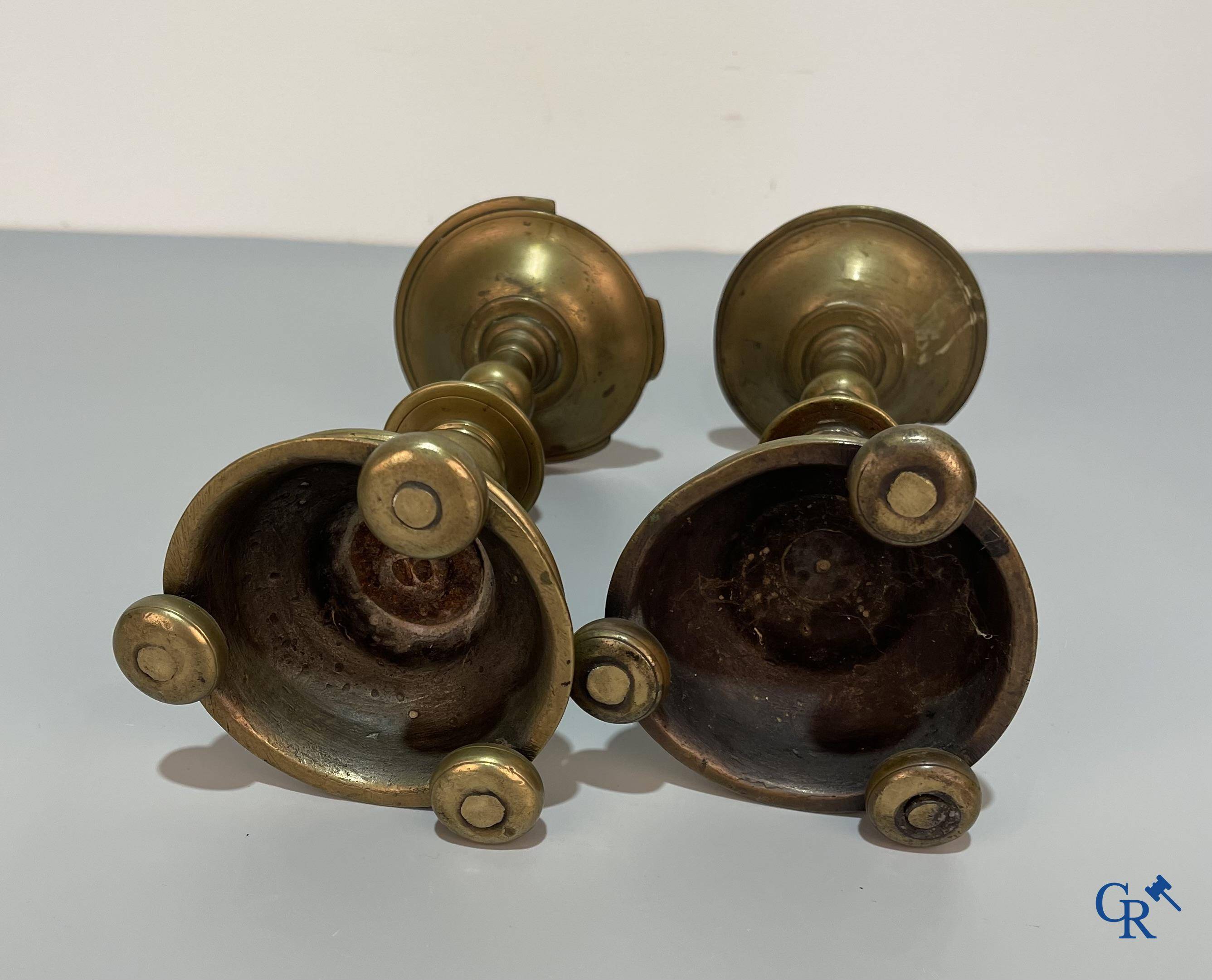 Un lot avec plusieurs chandeliers en bronze. 17ème/18ème/19ème siècle.