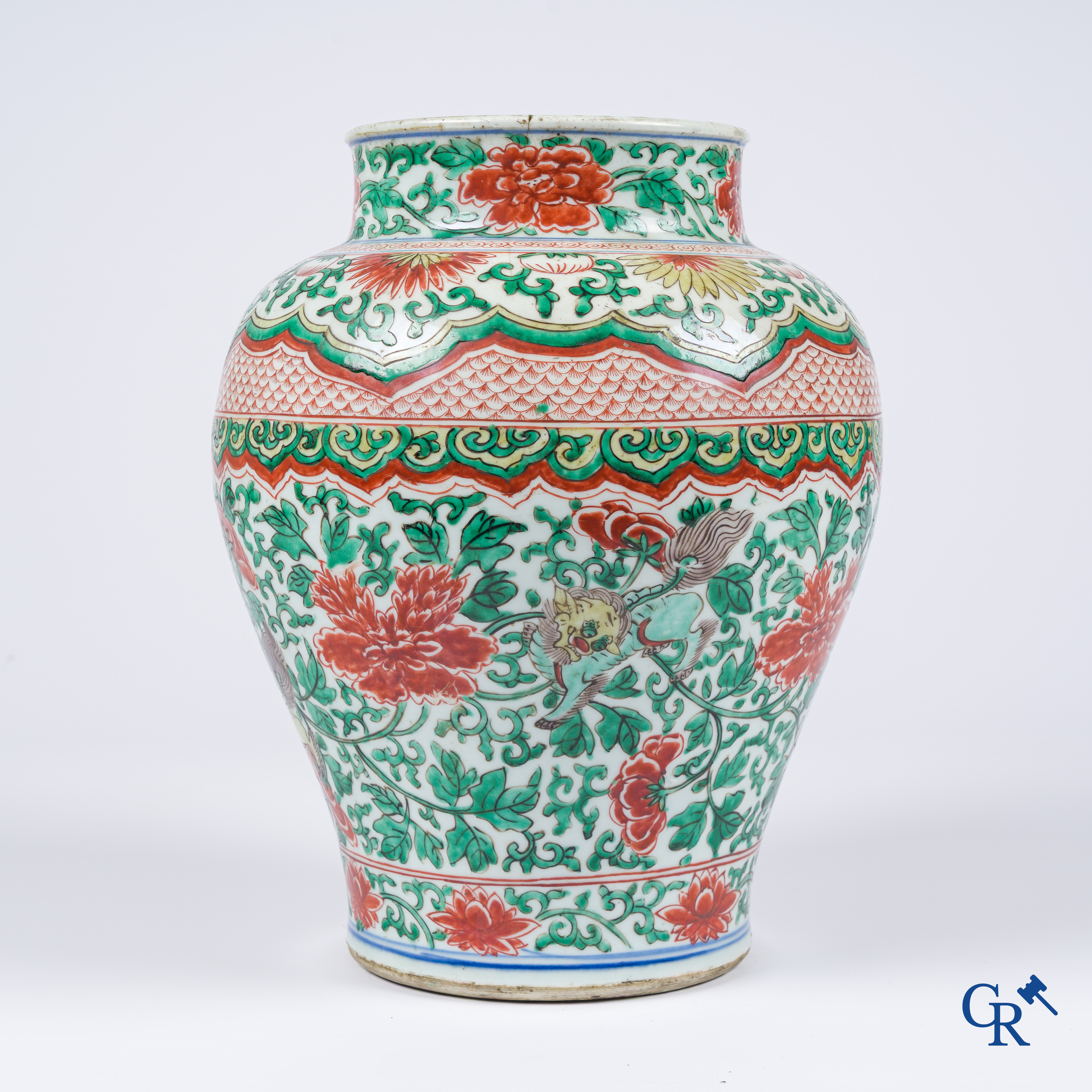 Asian Art, Chinese porcelain. A large Chinese Wucai vase. 17th century.