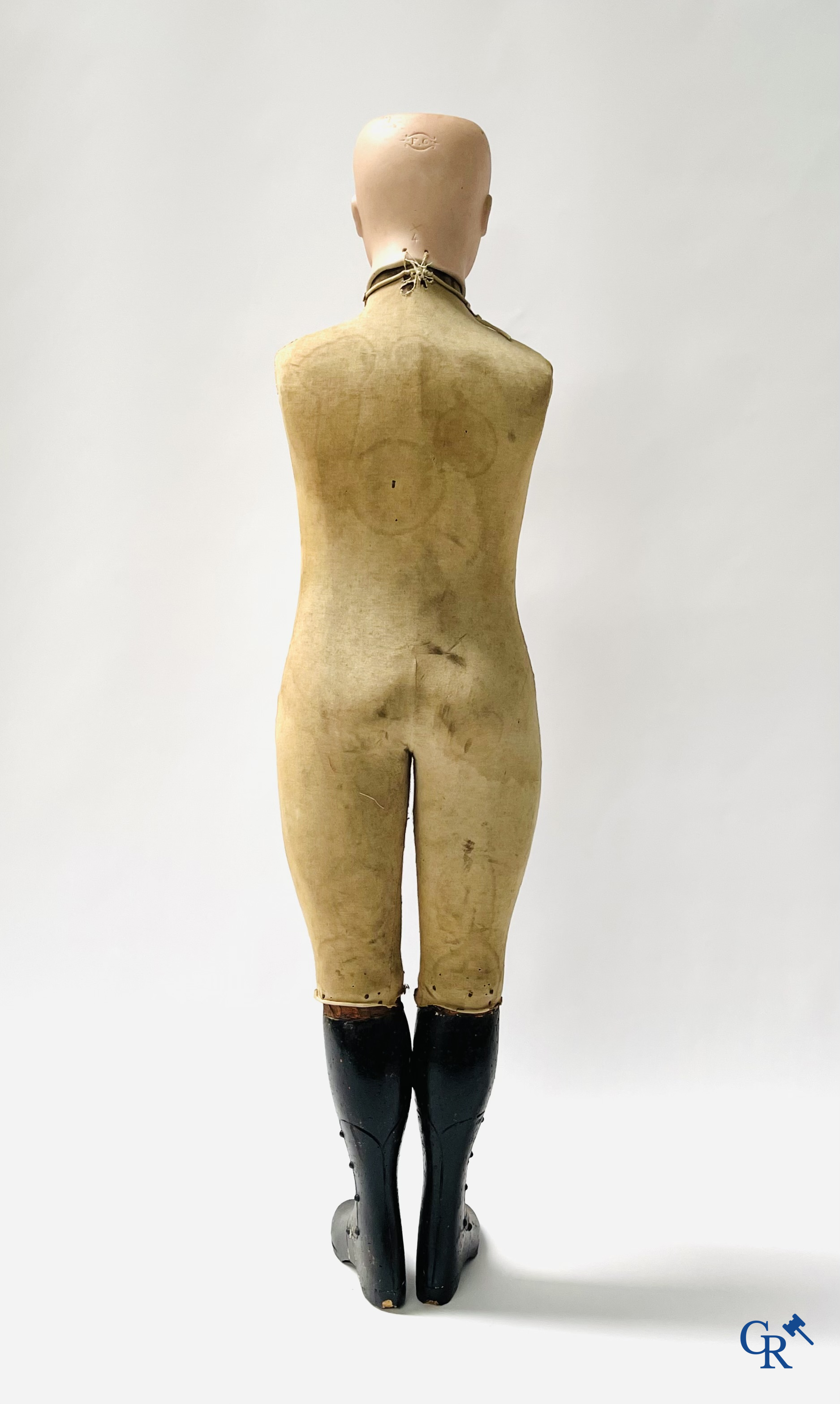 François Gauthier en Buste Jourdan, een mannequinpop in de stijl van Stockman met porseleinen hoofd. Circa 1900.