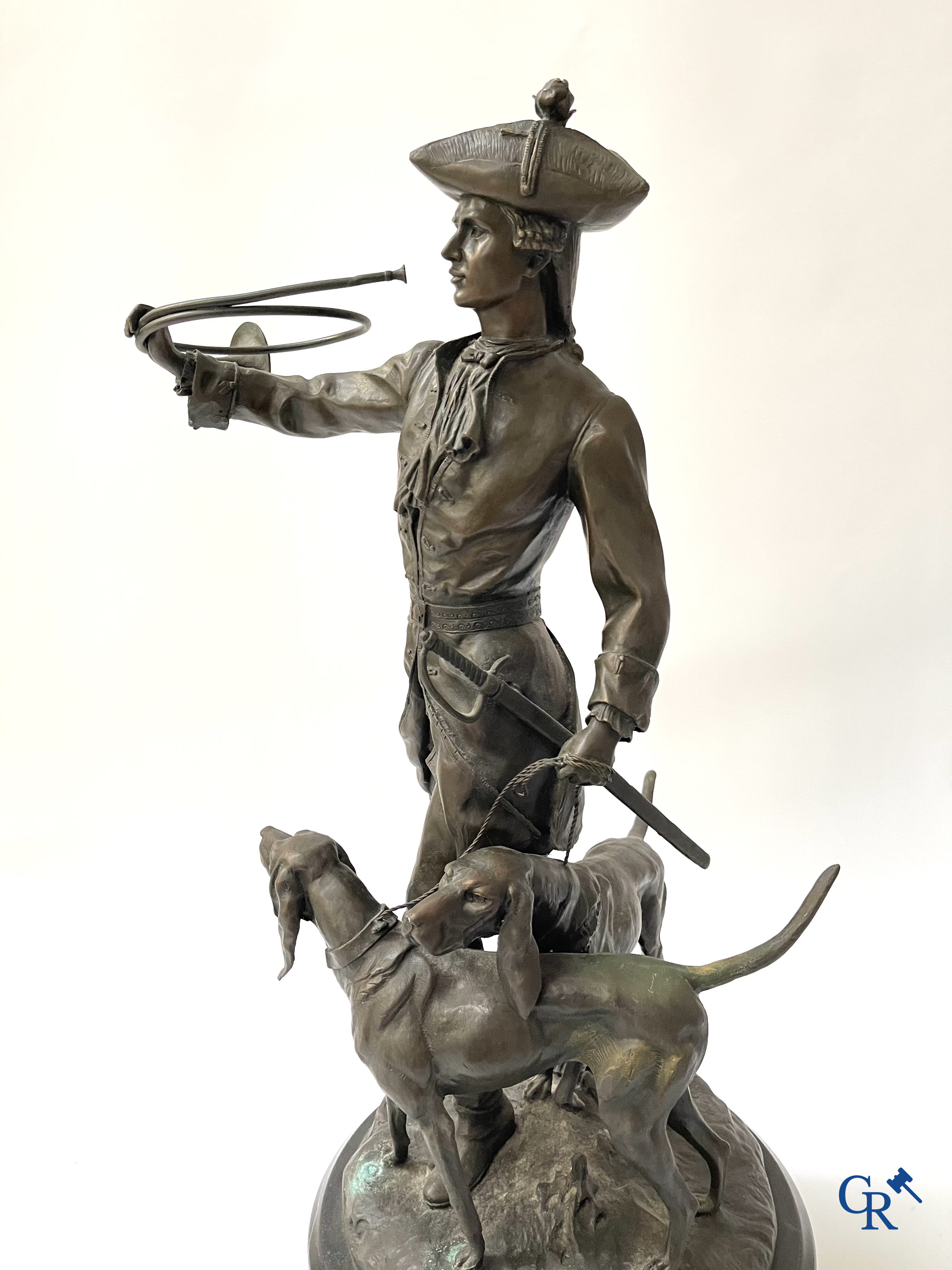 Piqueur au Relais, after Hippolyte Moreau and Prosper Lecourtier. Posthumous bronze on a black marble base. 20th century.