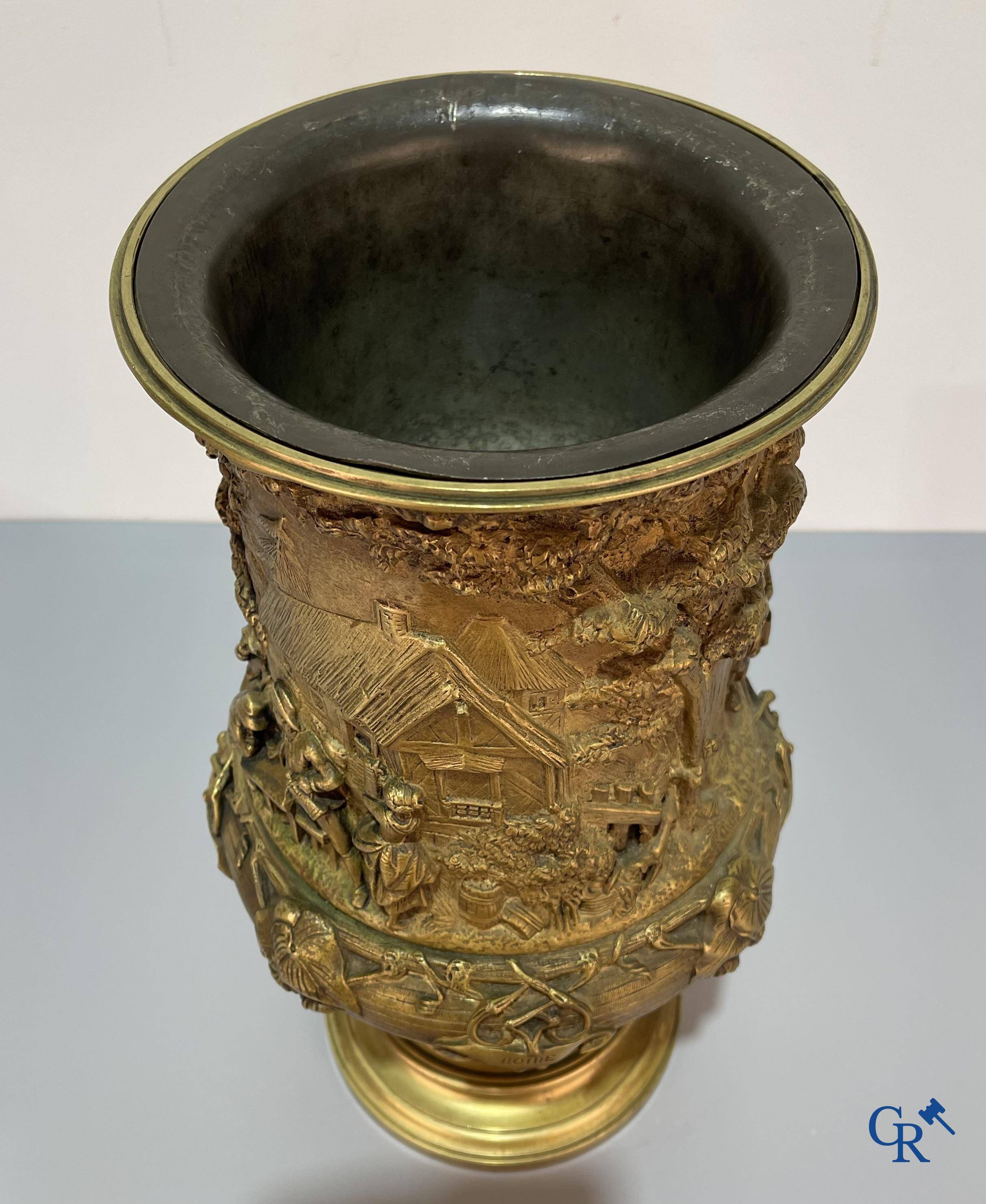 Un imposant pot à tabac en bronze finement travaillée avec les inscriptions "aimer, danser, fumer, boire".<br />
19ème siècle.