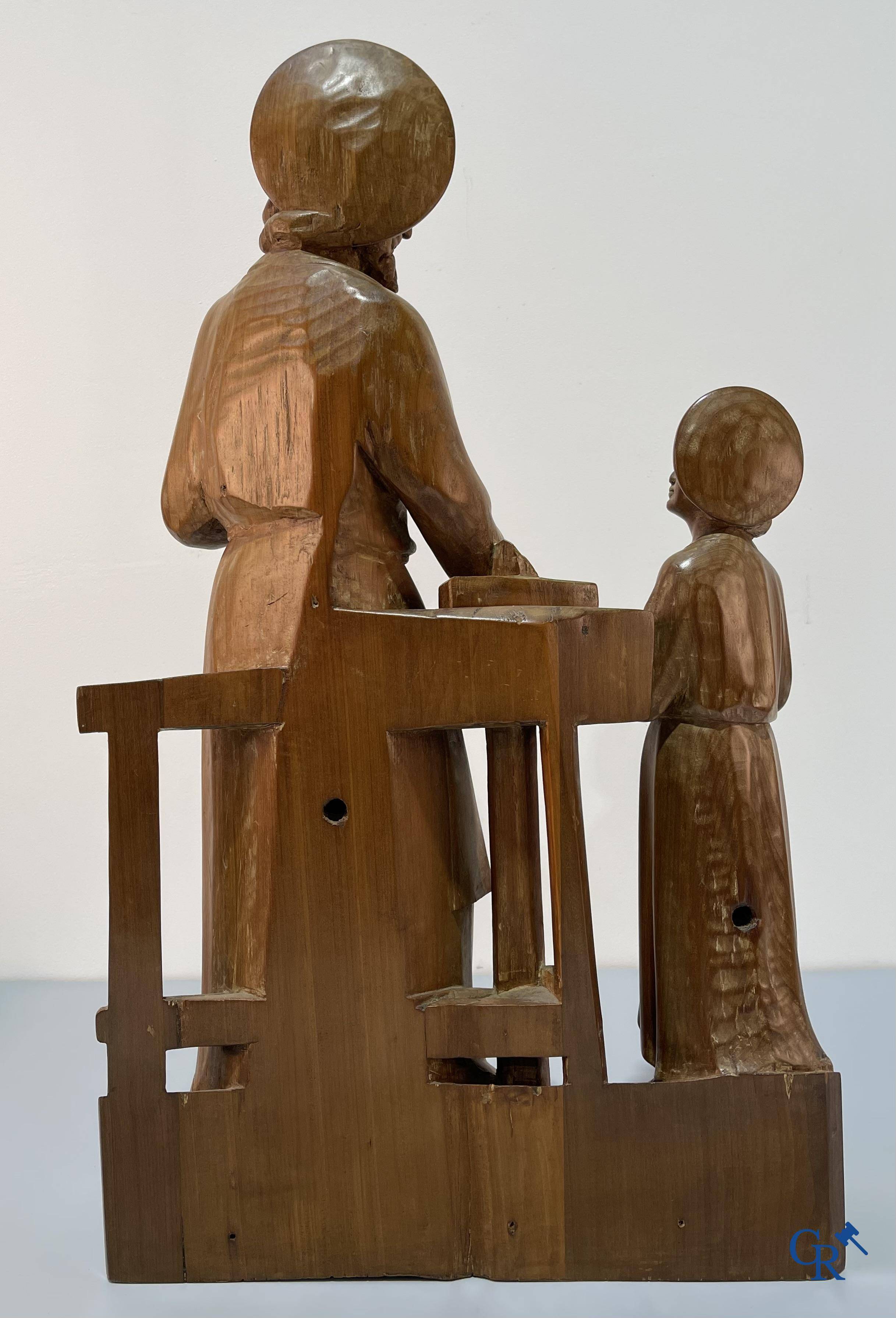 Une rare représentation en bois sculptée de Saint-Joseph avec l'enfant Jésus dans l'atelier du menuisier. Vers 1940.