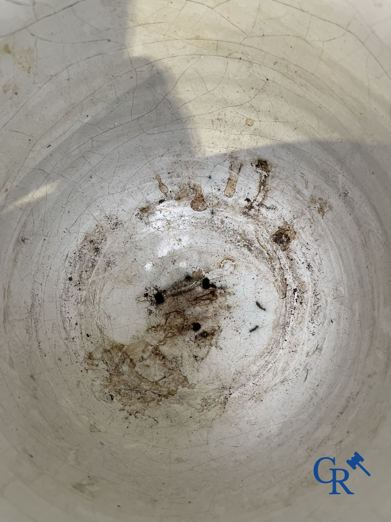 Delft : 11 pièces en faïence bleu et blanc aux décors différents. XVIIe - XVIIIe siècle.