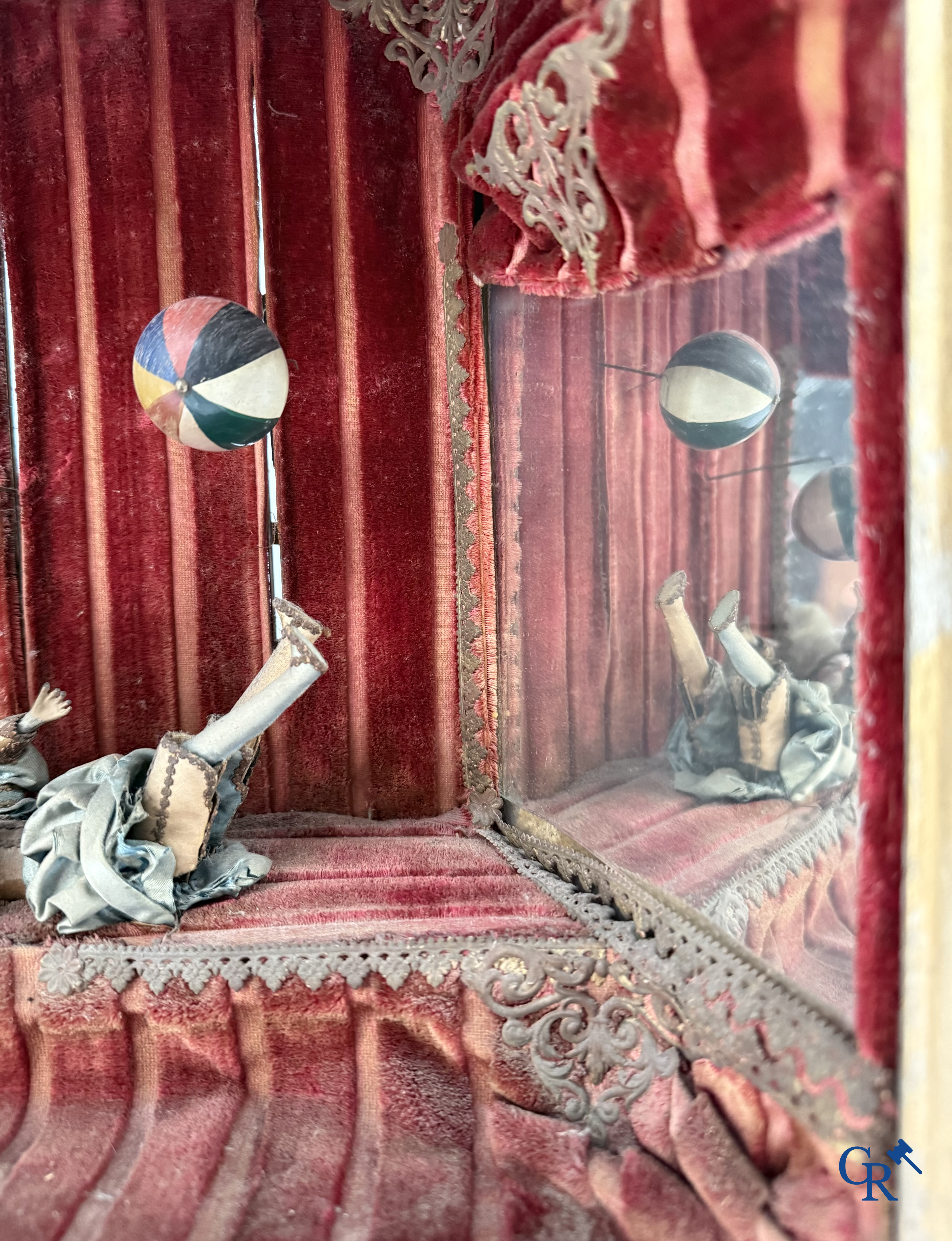 Phalibois, zeldzaam mechanisch geanimeerd diorama met jonglerende acrobaat. Frankrijk circa 1875.