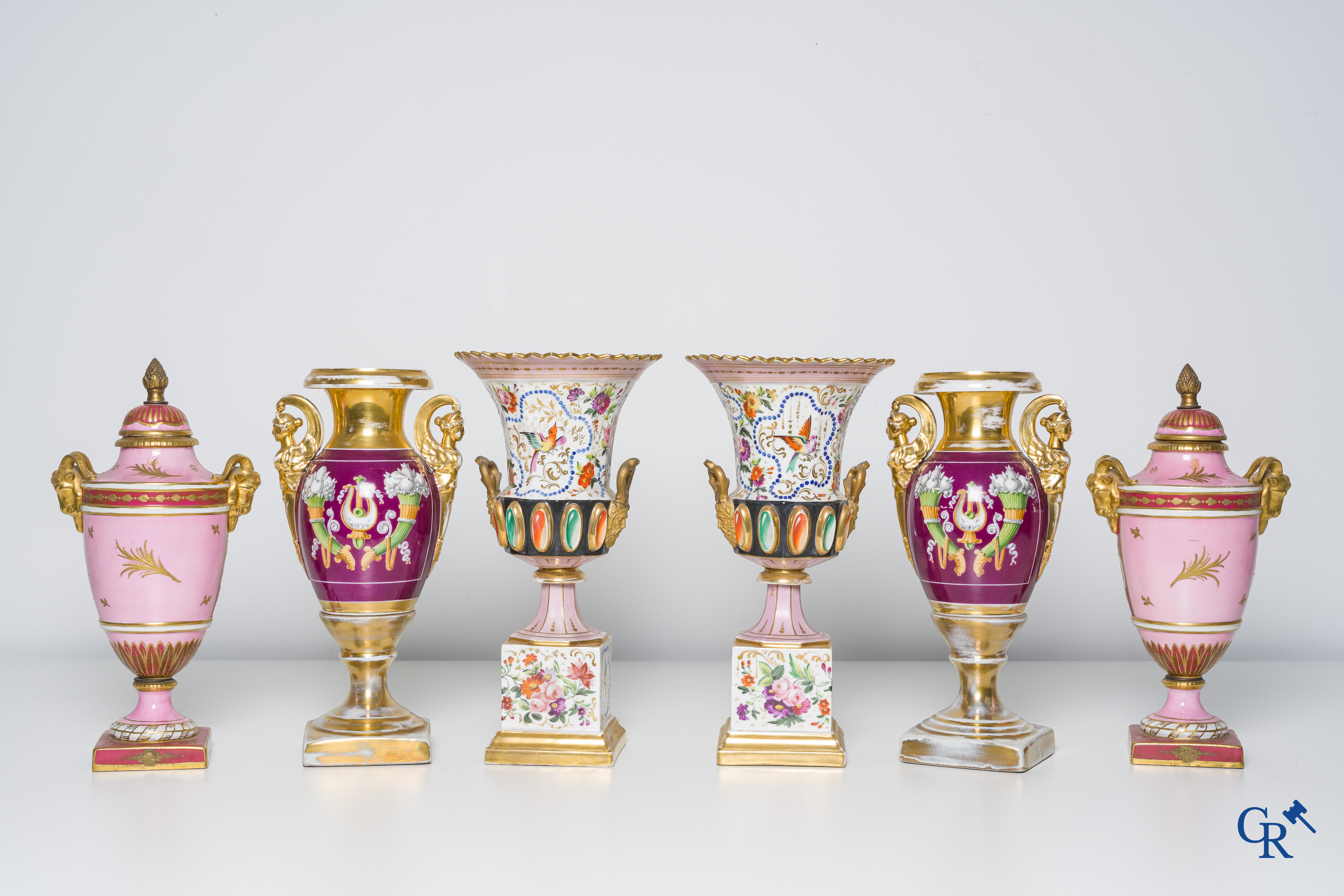 Europees porselein, een kavel van 3 paar empire vazen.