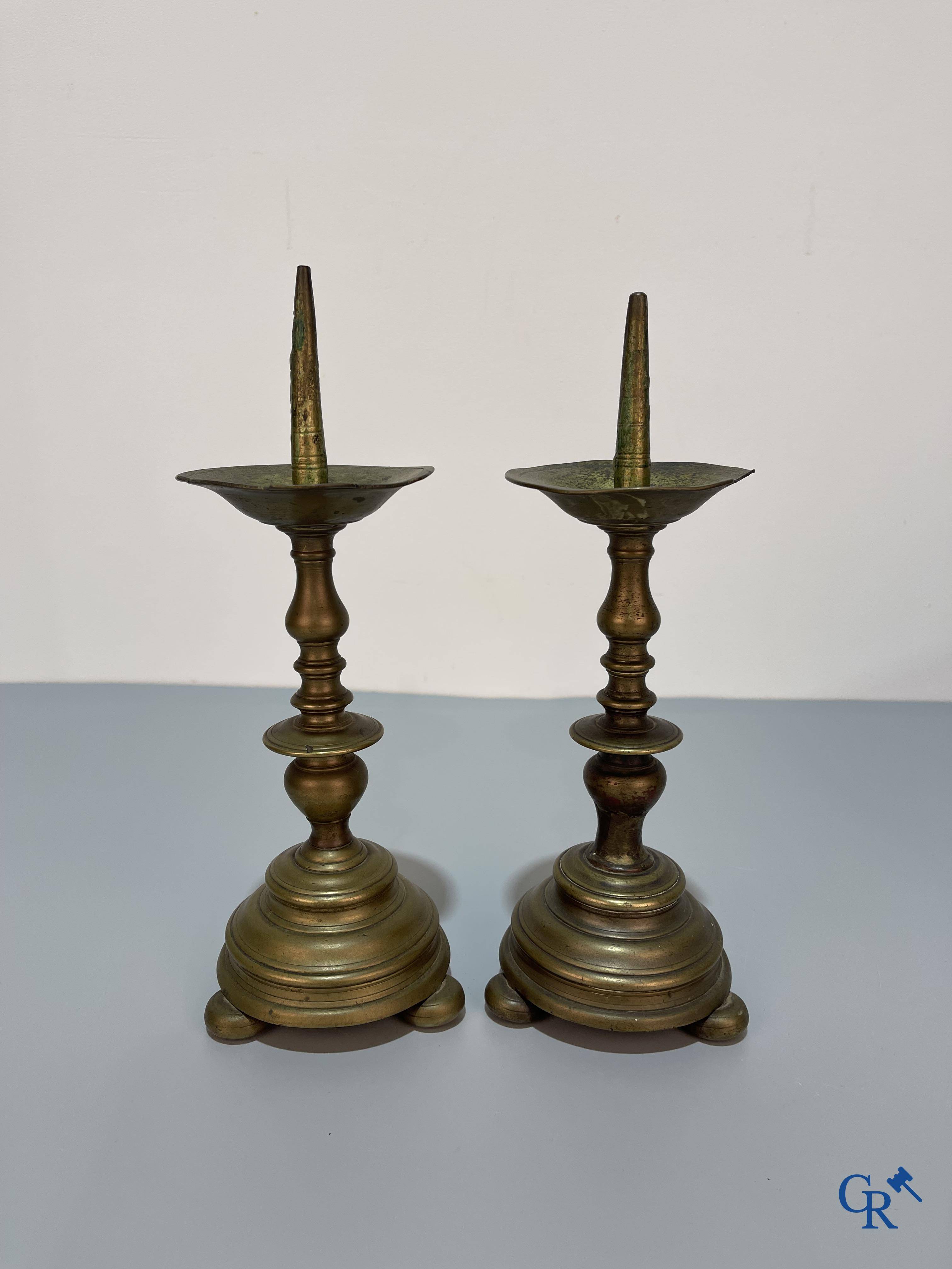 Un lot avec plusieurs chandeliers en bronze. 17ème/18ème/19ème siècle.