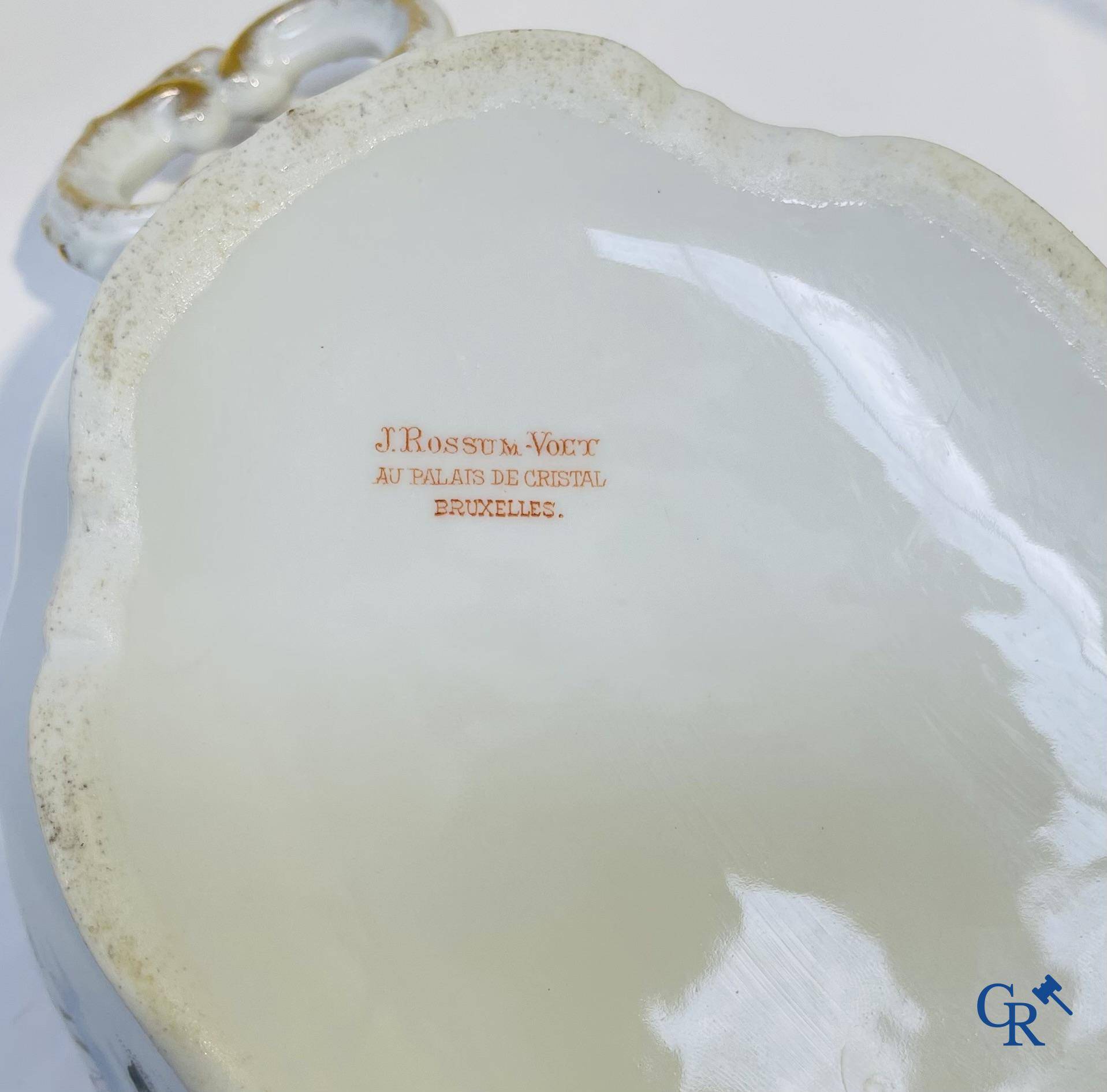 Extraordinaire service de table en porcelaine de Bruxelles à décor de poissons d'eau douce.