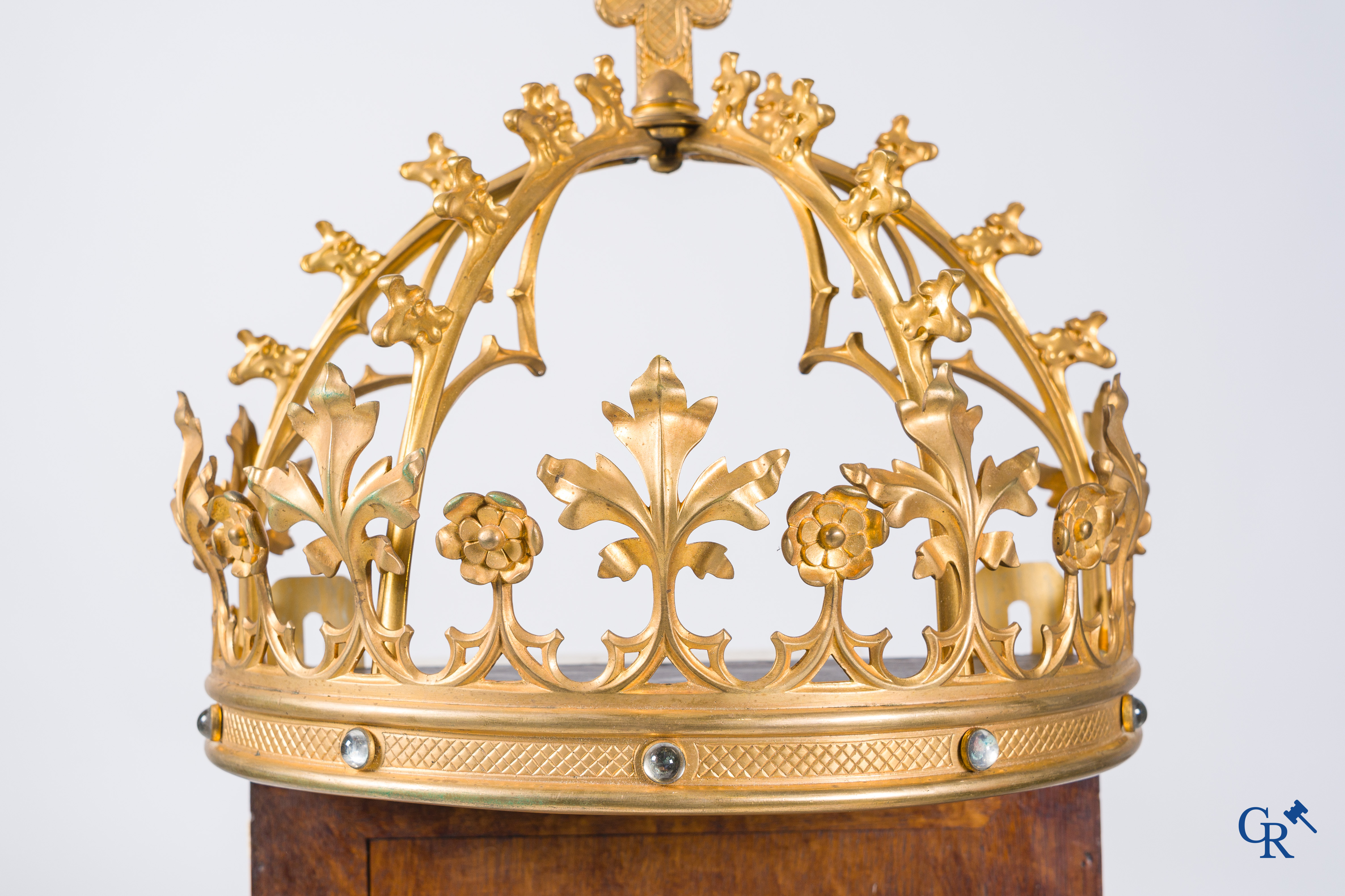 Religieuze objecten, een grote neo-gotische nis in hout en vergulde brons.