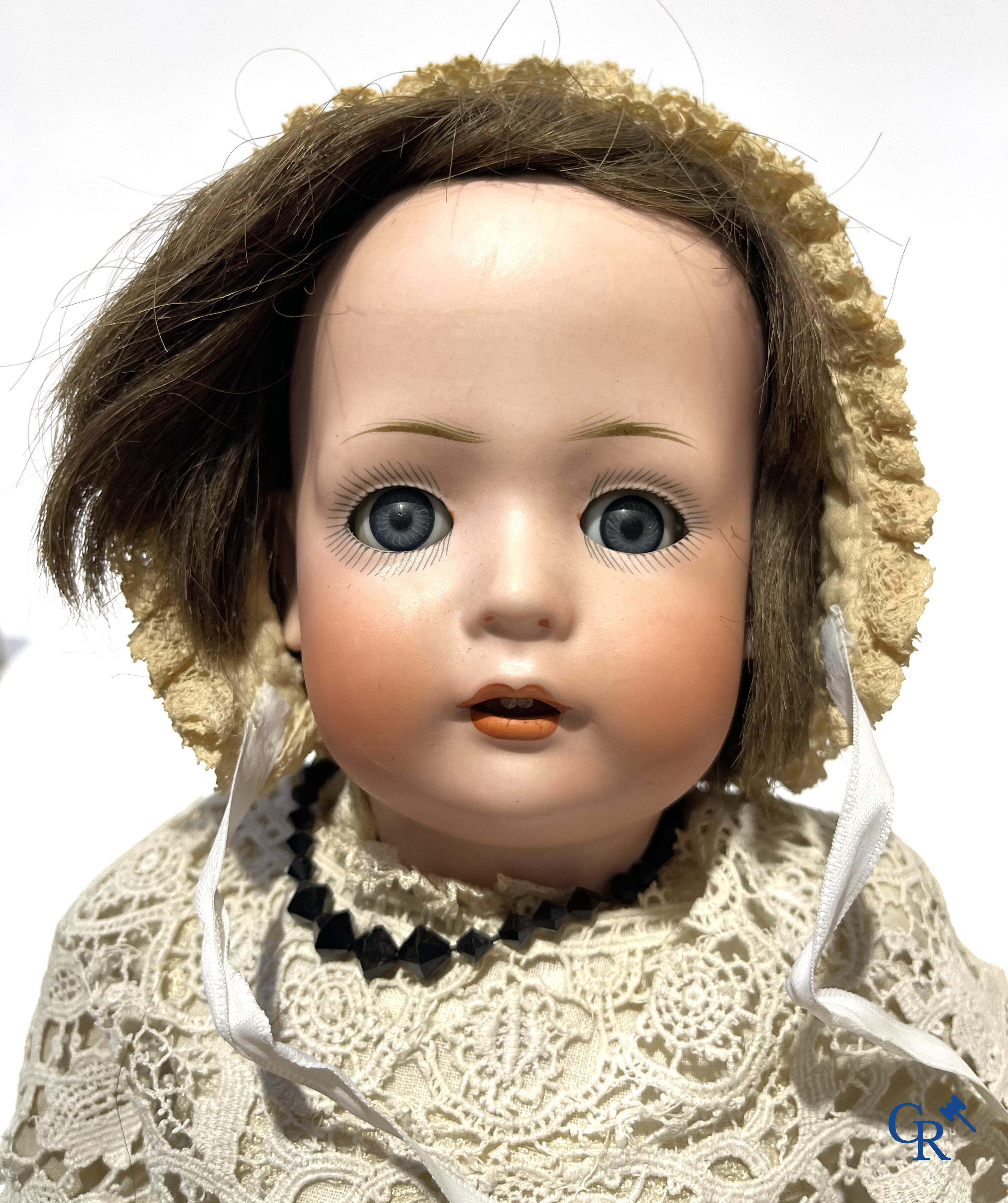 Vieux jouets, un lot de 3 poupées anciennes avec des têtes en porcelaine.