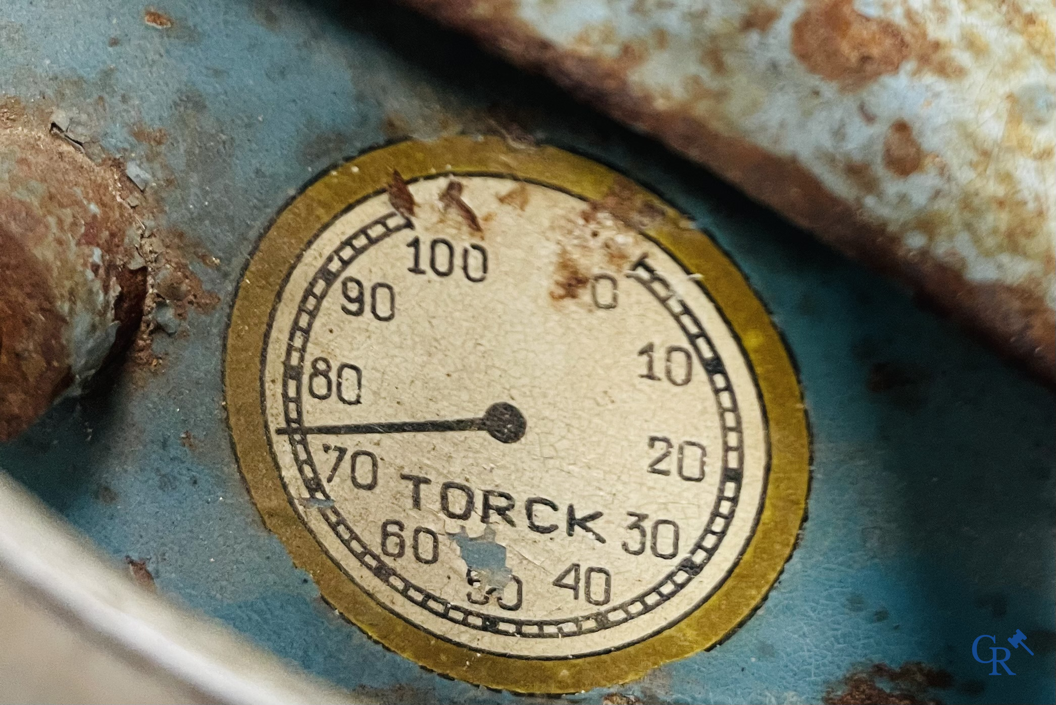 Torck, Deinze. Een trapauto in originele blauwe en witte beschildering. Met kilometerteller en uurwerk. Jaren '40.