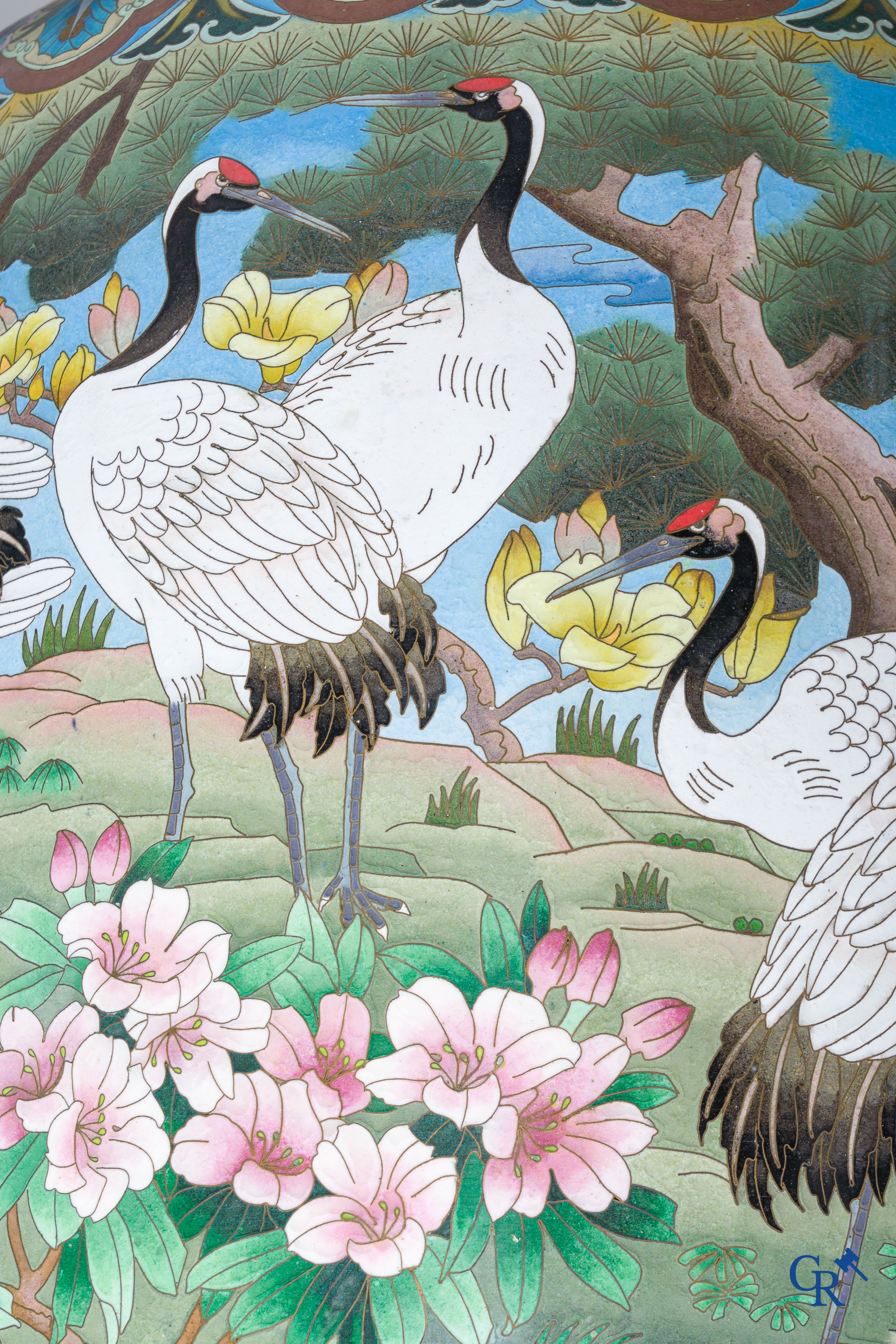 Aziatica, een imposant paar cloisonné vazen met kraanvogels. 20ste eeuw.