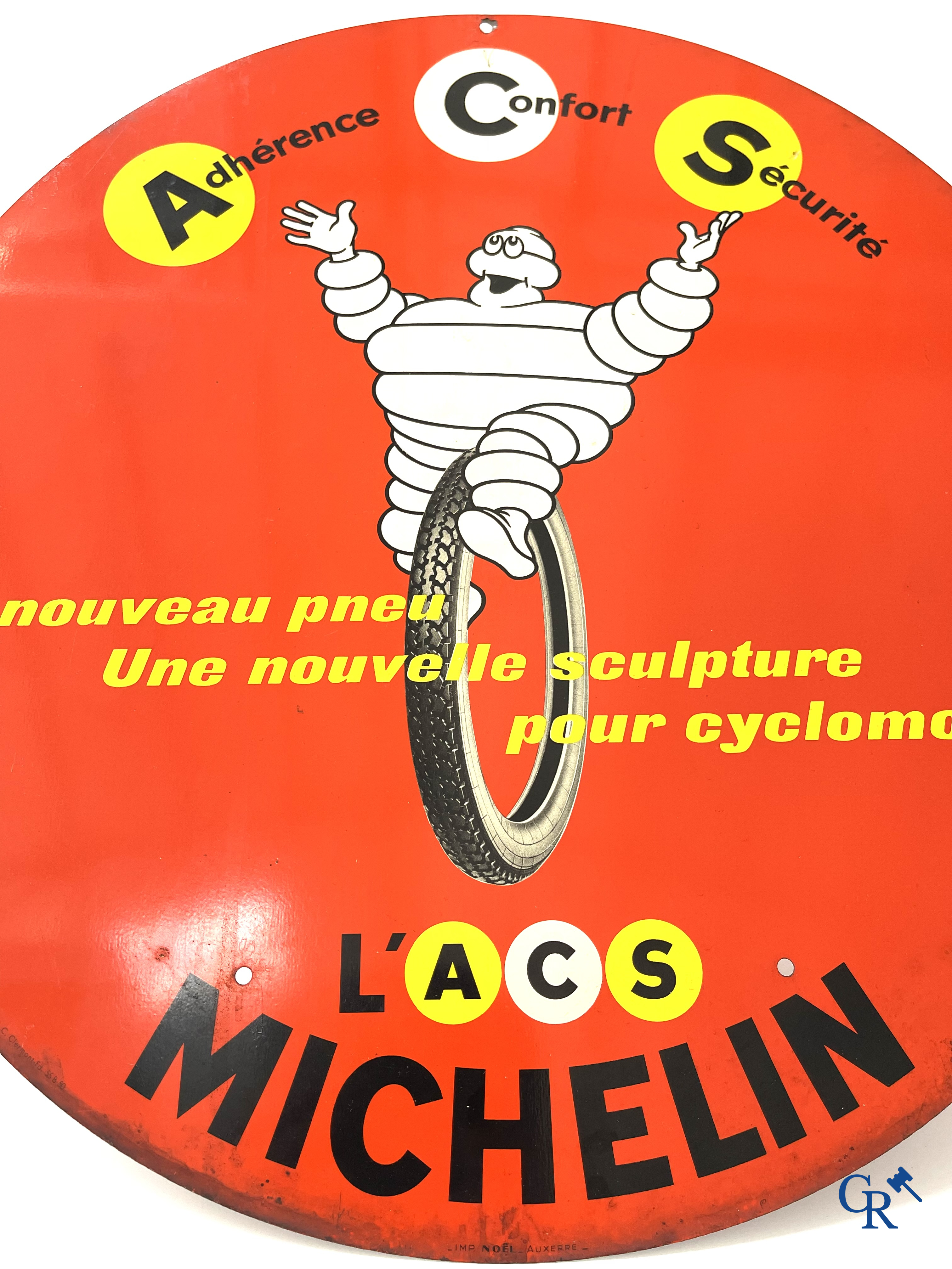 Michelin. Dubbelzijdig uithangbord in bedrukt metaal voor de bromfietsbanden van Michelin. Imp. Noël Auxerre.